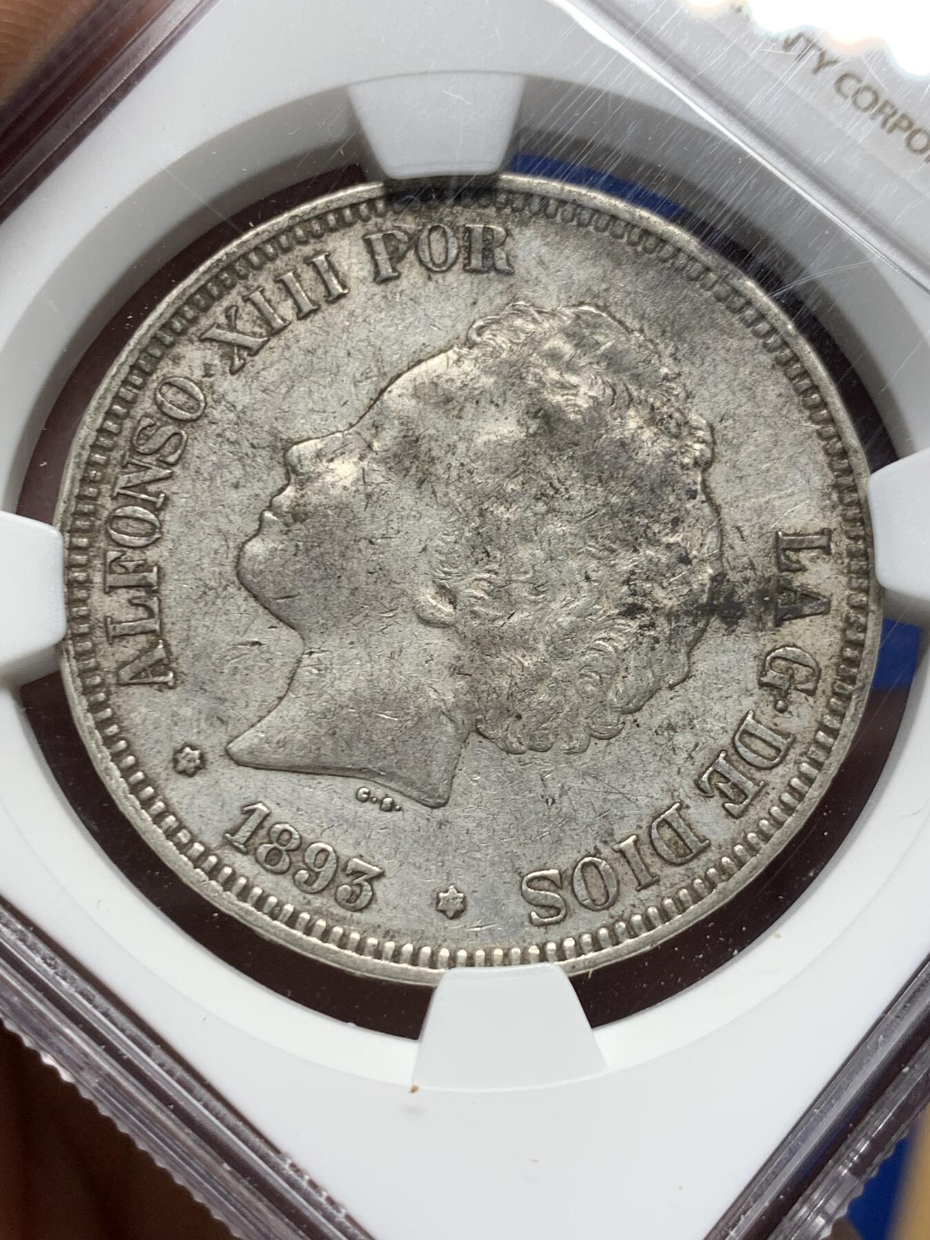 《竞宝斋》第359场 周日，周一  2场连拍 （全场包邮） NGC AUD 西班牙1893年阿方索十三世爆炸头5比塞塔银币，包浆是原味的，但是没给分。