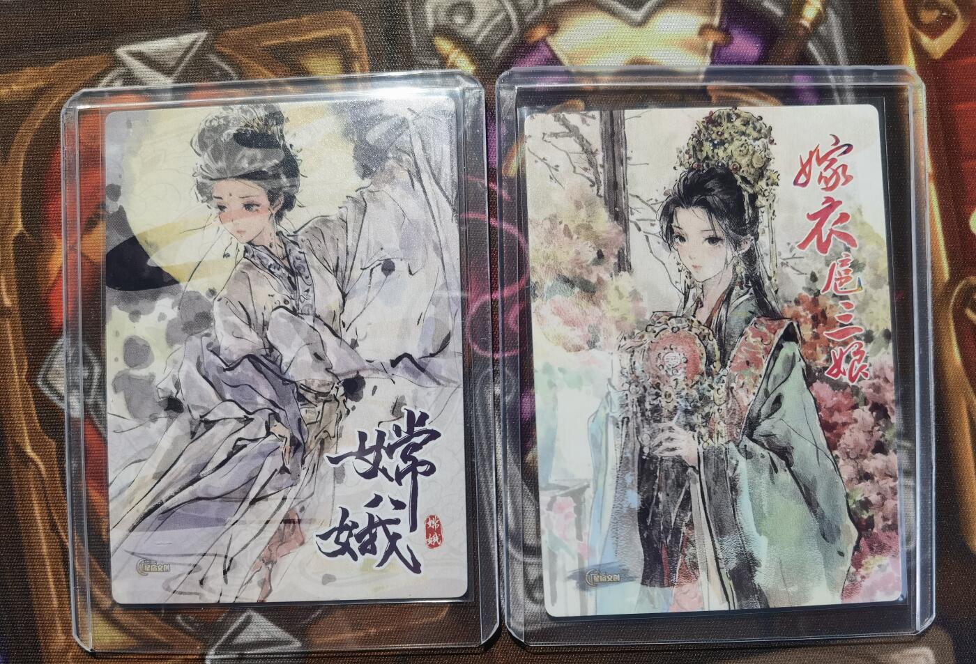 奇趣收藏卡牌拍卖第11场暨惊蛰精品专场（持续更新中，全场包邮，收拍品免费上拍） 星宿文创 x迟迟 嫁衣三娘+嫦娥  粗闪各一张 卡夹装