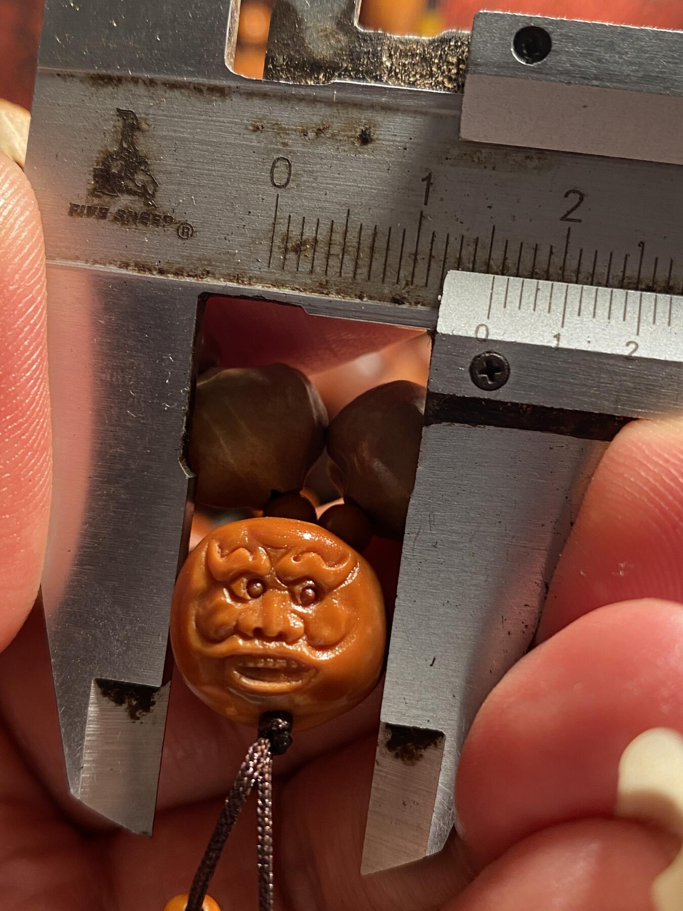 福利苏工核雕纯手工雕刻铁核蒜头，怪脸手串，个性十足，等待有缘人，尺寸1。35,1.5喜欢的来