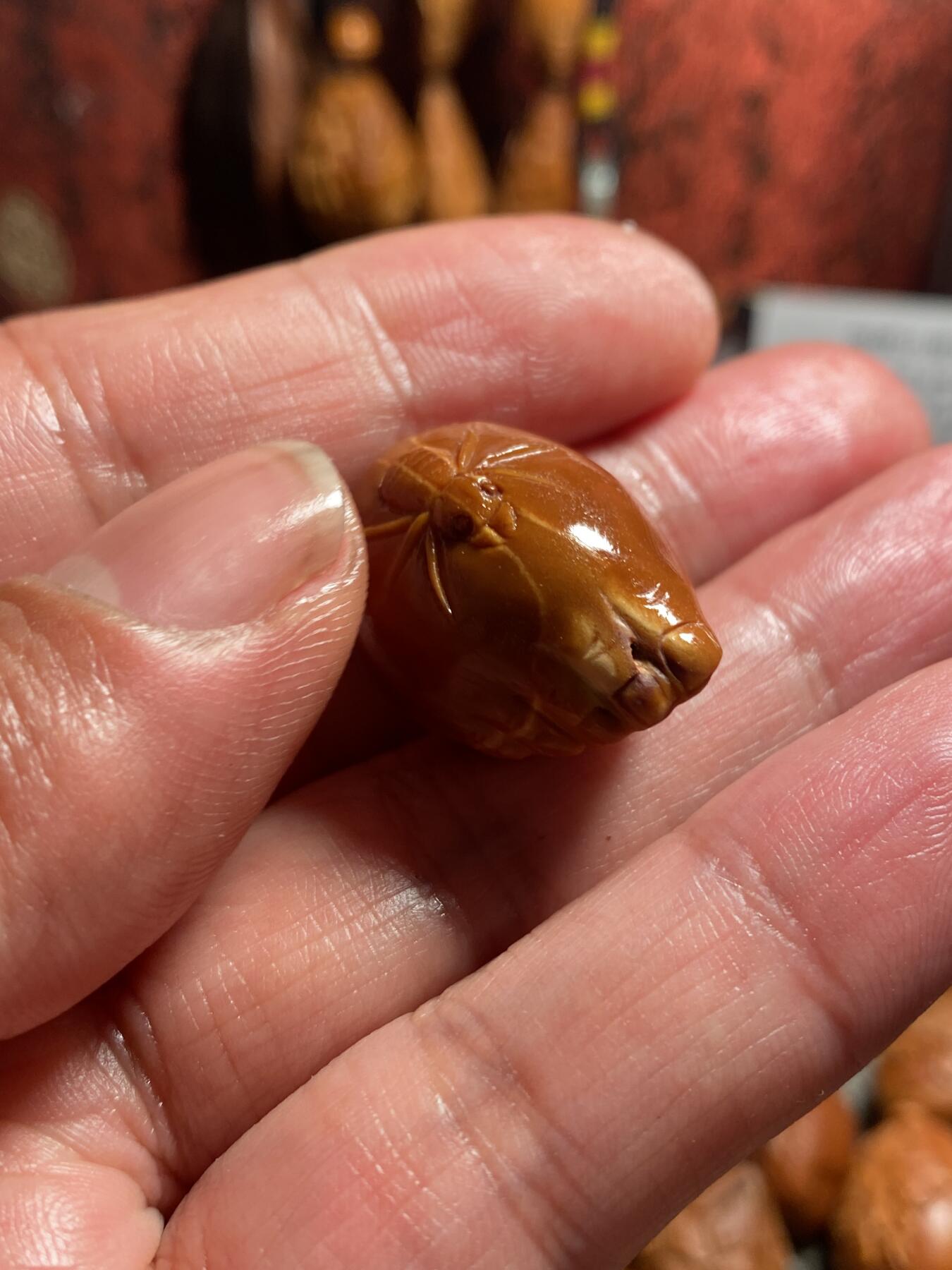 苏工核雕，手工铁核知足长乐，小脚丫，永不过时的作品，尺寸1。96x2.95喜欢的来价格不贵
