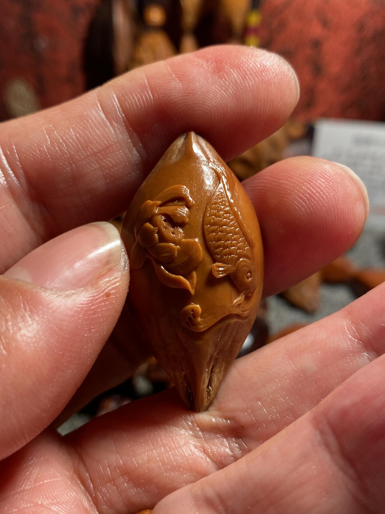 福利苏工核雕纯手工雕刻梅林大核老料年年有余单籽，个性十足，四花，等待有缘人，尺寸2。2x4.1喜欢的来