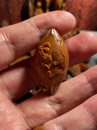 福利苏工核雕纯手工雕刻梅林大核老料年年有余单籽，个性十足，四花，等待有缘人，尺寸2。2x4.1喜欢的来 - 福利苏工核雕纯手工雕刻梅林大核老料年年有余单籽，个性十足，四花，等待有缘人，尺寸2。2x4.1喜欢的来