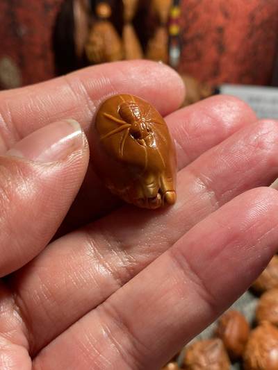 苏工核雕，手工铁核知足长乐，小脚丫，永不过时的作品，尺寸1。96x2.95喜欢的来价格不贵 - 苏工核雕，手工铁核知足长乐，小脚丫，永不过时的作品，尺寸1。96x2.95喜欢的来价格不贵