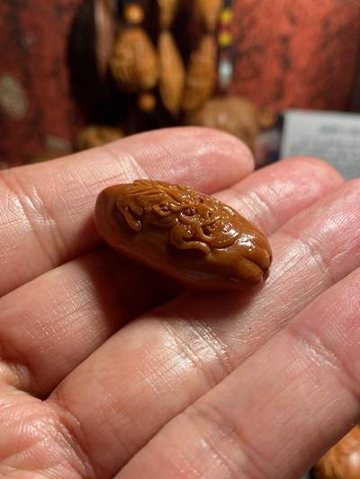 苏工核雕，铁核知足长乐，财源滚滚，瑞兽二花小脚丫，永不过时的作品，尺寸1。78x3.1喜欢的来价格不贵 - 苏工核雕，铁核知足长乐，财源滚滚，瑞兽二花小脚丫，永不过时的作品，尺寸1。78x3.1喜欢的来价格不贵
