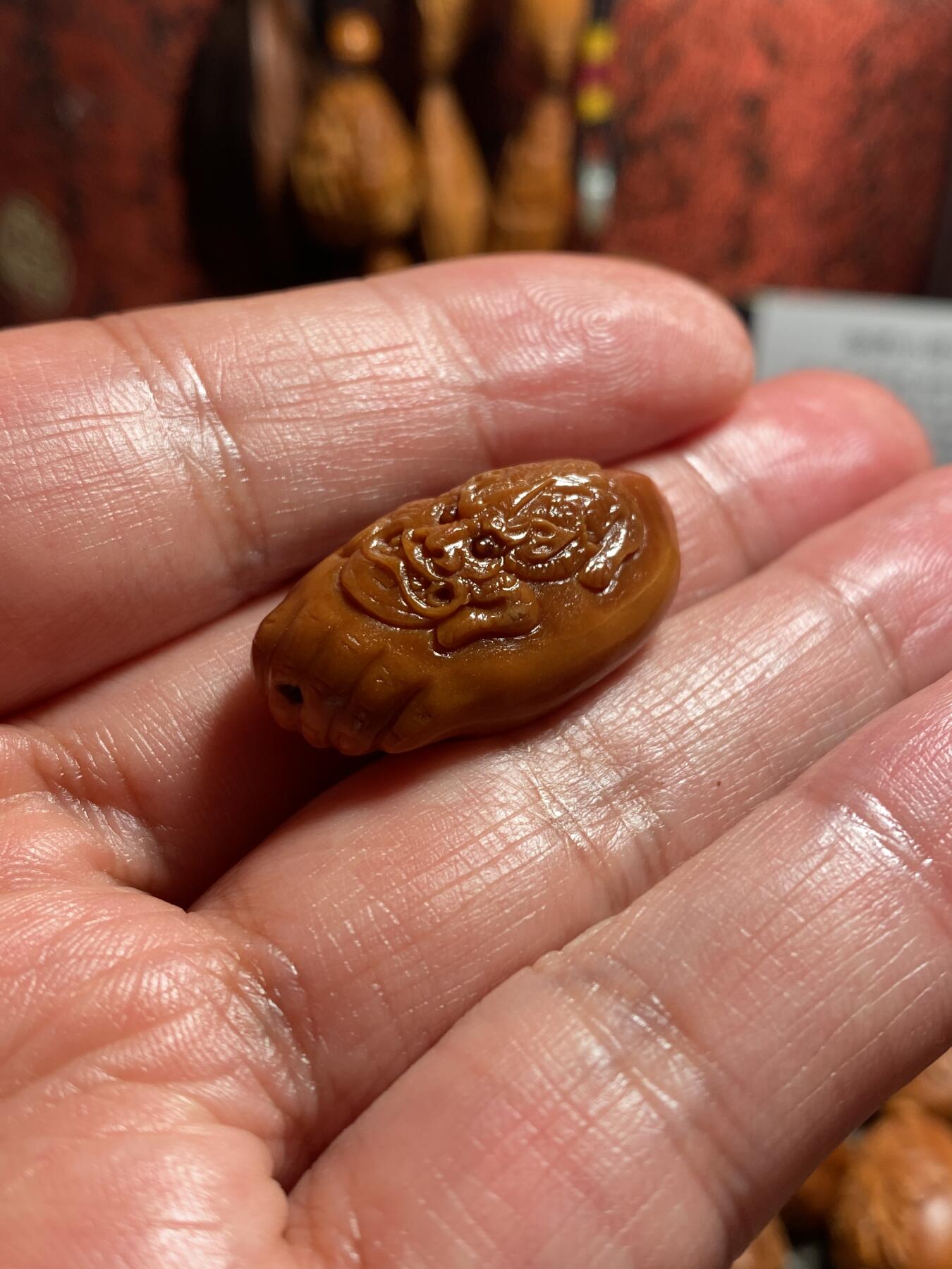苏工核雕，铁核知足长乐，财源滚滚，瑞兽二花小脚丫，永不过时的作品，尺寸1。78x3.1喜欢的来价格不贵