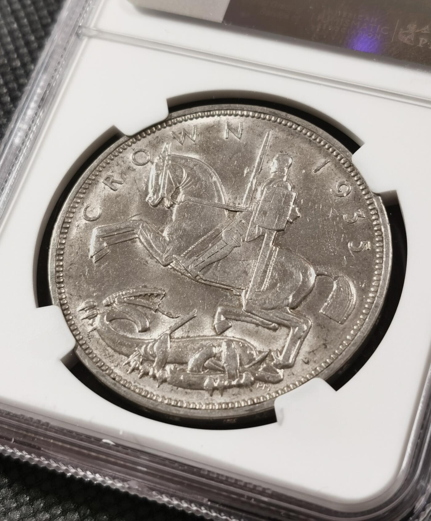 甄臻铺-世界钱币拍卖（第7期）新铺开张，欢迎捧场 NGC-AU58 1935年英国木马剑，设计新奇，品相完好，转光充沛，超高性价比