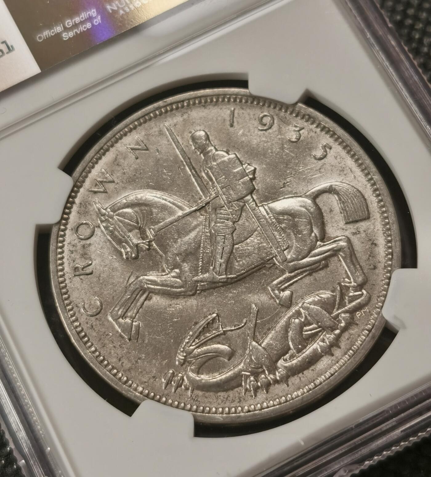 甄臻铺-世界钱币拍卖（第7期）新铺开张，欢迎捧场 NGC-AU58 1935年英国木马剑，设计新奇，品相完好，转光充沛，超高性价比