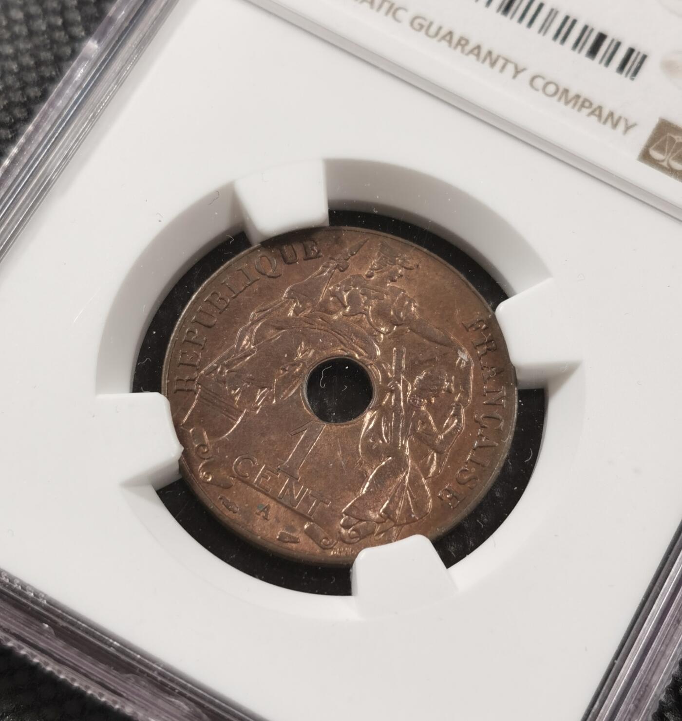 甄臻铺-世界钱币拍卖（第7期）新铺开张，欢迎捧场 NGC-MS63RB 1938年法属印度支那百分之一中孔铜币，包浆自然，铜光圆润