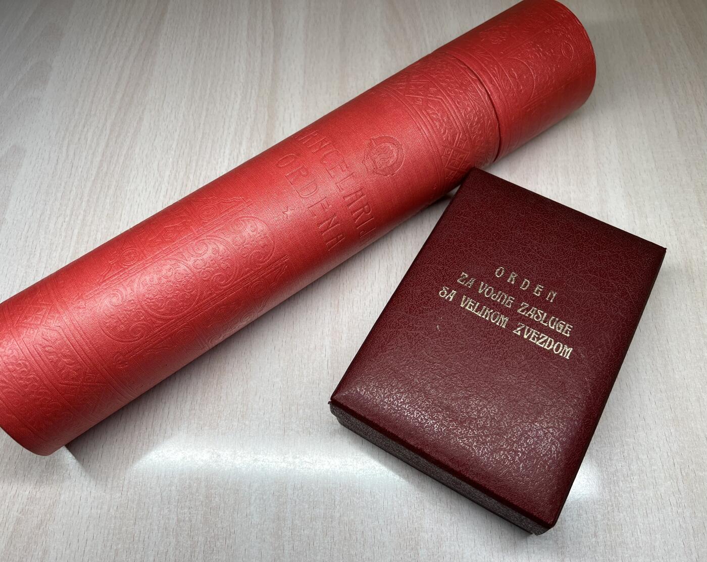大猫徽章拍卖第266期 南斯拉夫一级军事功勋勋章 得主为：阿根廷海军上将 表彰其加强和发展南斯拉夫与阿根廷关系中做出的贡献。