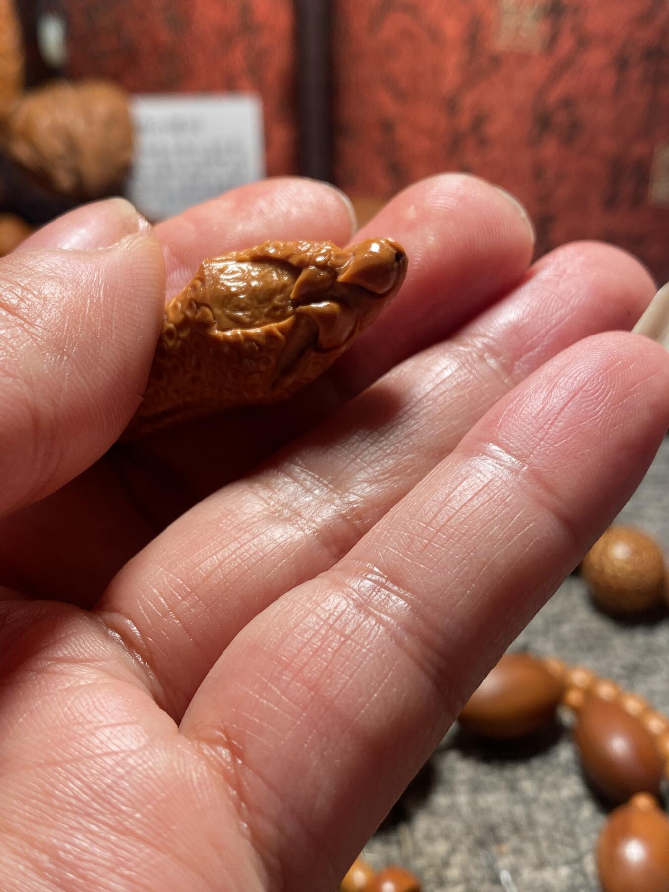  福利苏工核雕，梅林核手工鹰勾，抓钱，抓好运，抓名利，大展宏图寓意好，个性十足，可以任意搭配，尺寸1。7x4.5