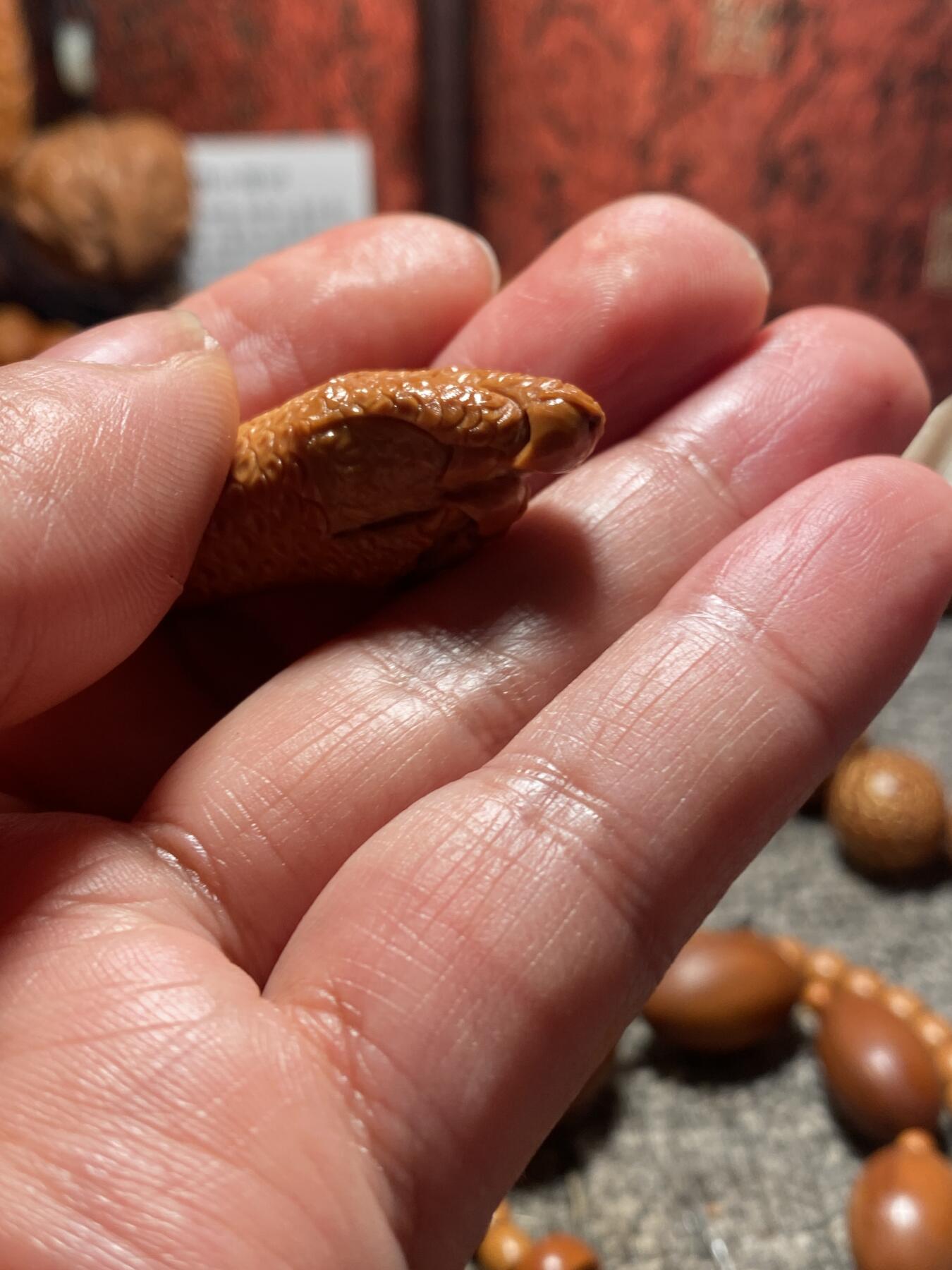  福利苏工核雕，梅林核手工鹰勾，抓钱，抓好运，抓名利，大展宏图寓意好，个性十足，可以任意搭配，尺寸1。7x4.5