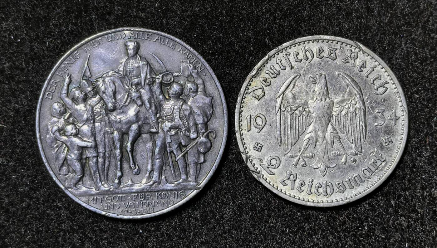 北京马甸外国币专卖第135期，外国币专场，陆续上拍，欢迎关注 德国普鲁士1913年战胜击败拿破仑2马克普法战争银币 ，1933年德国帝国加字教堂2马克（边缘有损如图）