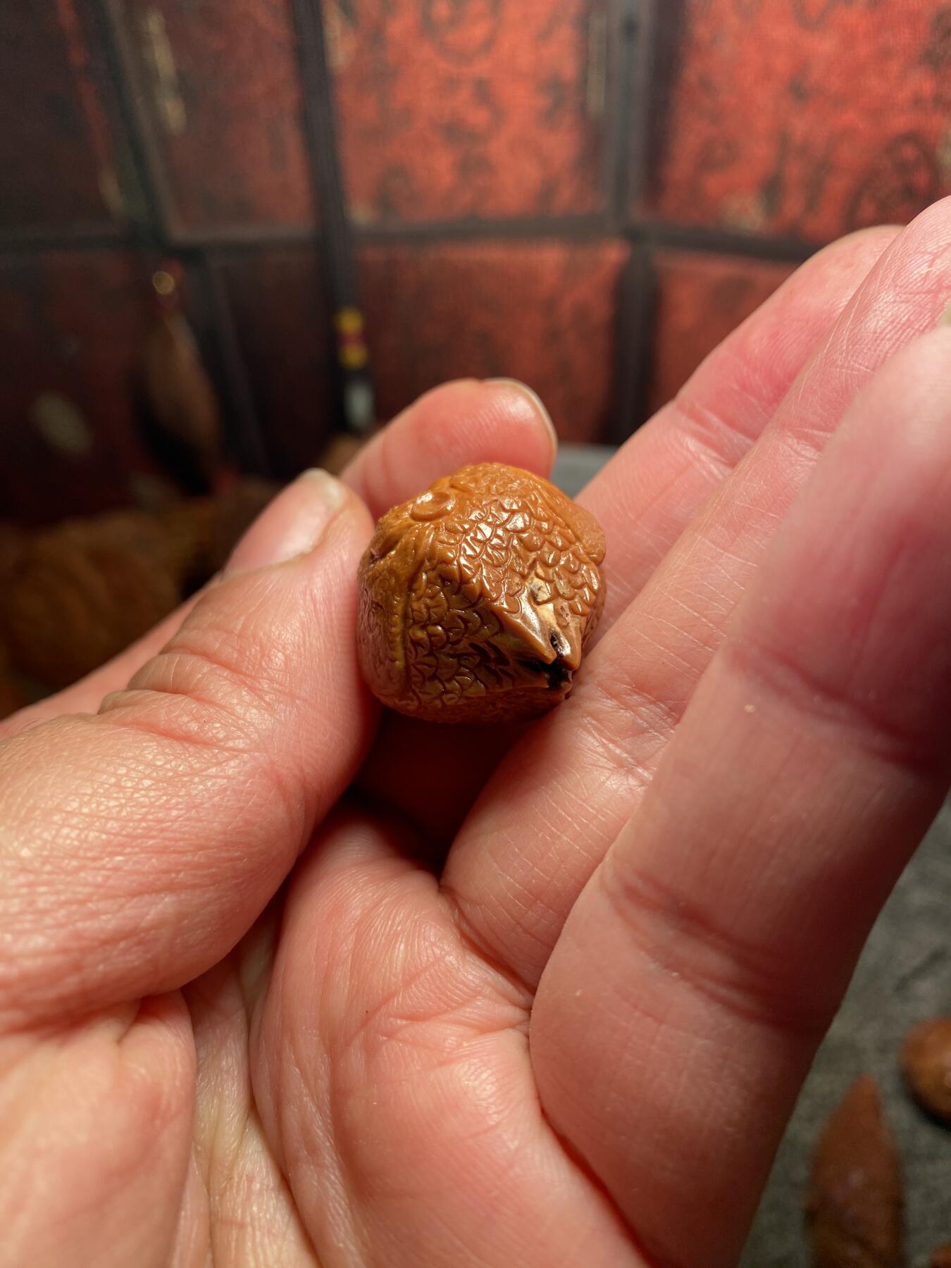 福利苏工核雕纯手工雕刻，鸿运当头，大吉大利，个性十足，等待有缘人，尺寸2。49x3.2喜欢的来