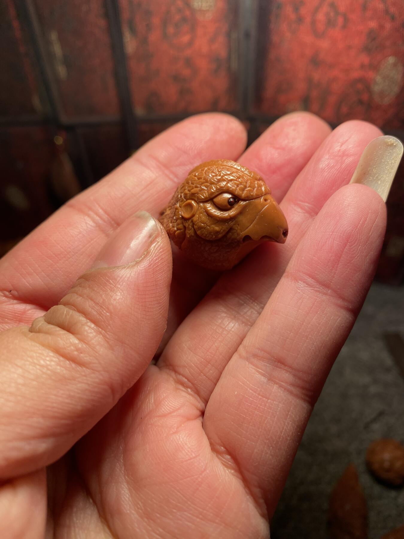 福利苏工核雕纯手工雕刻，鸿运当头，大吉大利，个性十足，等待有缘人，尺寸2。49x3.2喜欢的来