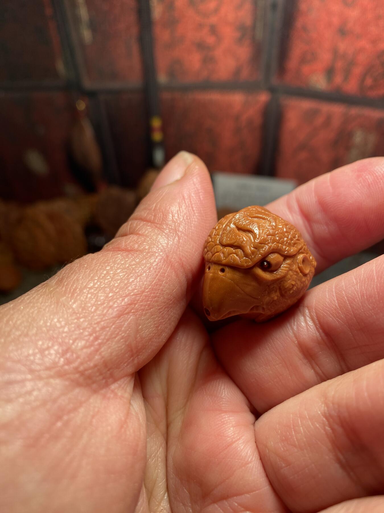 福利苏工核雕纯手工雕刻，鸿运当头，大吉大利，个性十足，等待有缘人，尺寸2。49x3.2喜欢的来