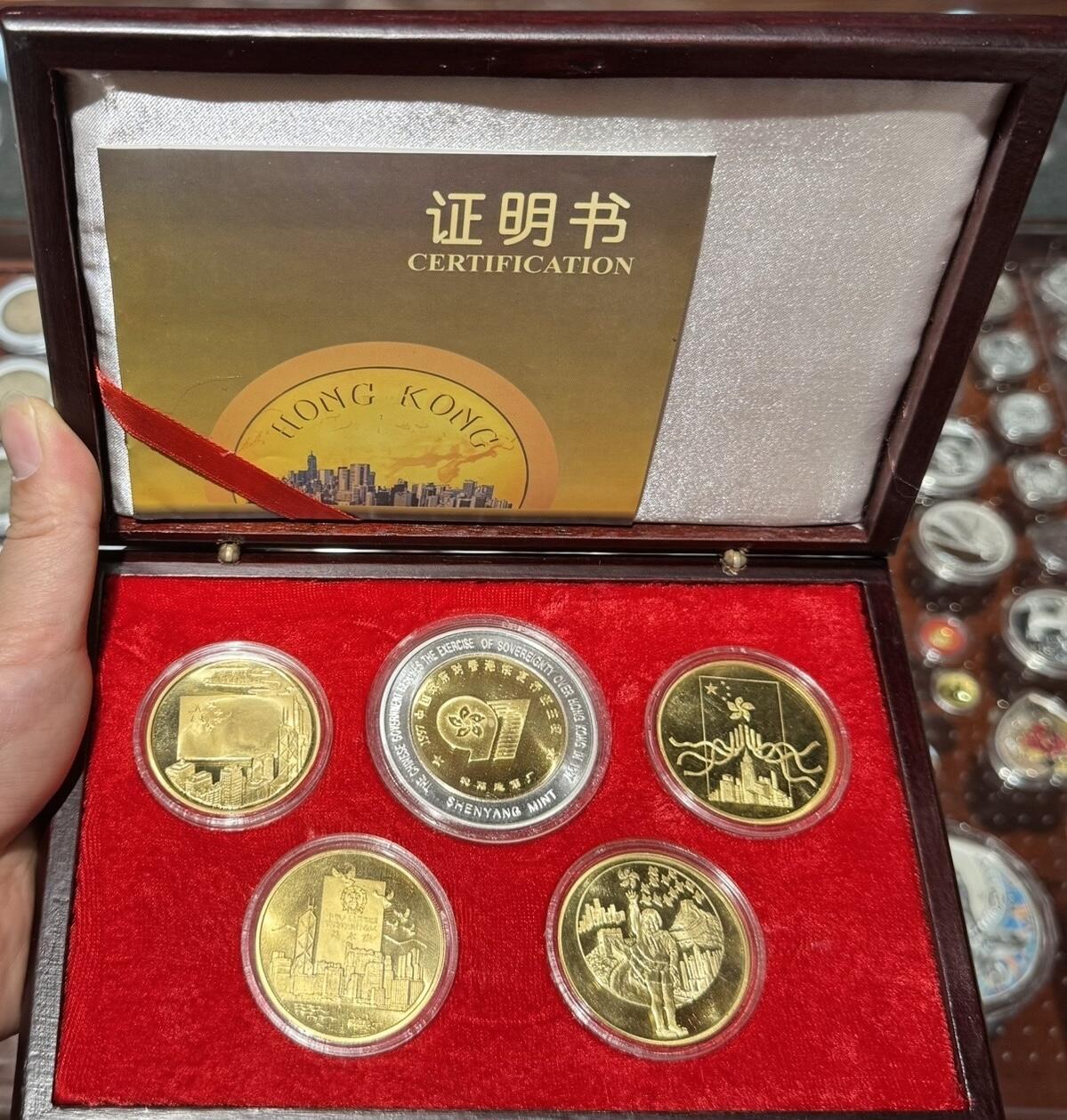 “庆祝香港回归祖国（包金纪念章）”1套5枚。