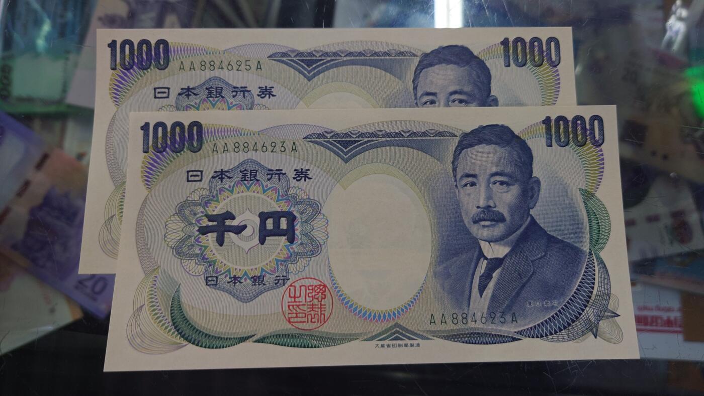【世界钱币】精选微拍第170期暨2025年第9期  所有货品汇率(评级币再+壳子费)起拍 连拍场1(共两场)  2000年日本1000元 大藏省绿字版首发AAA冠(三A很少比2A少见) 全新绝品如图两张为一件一起拍