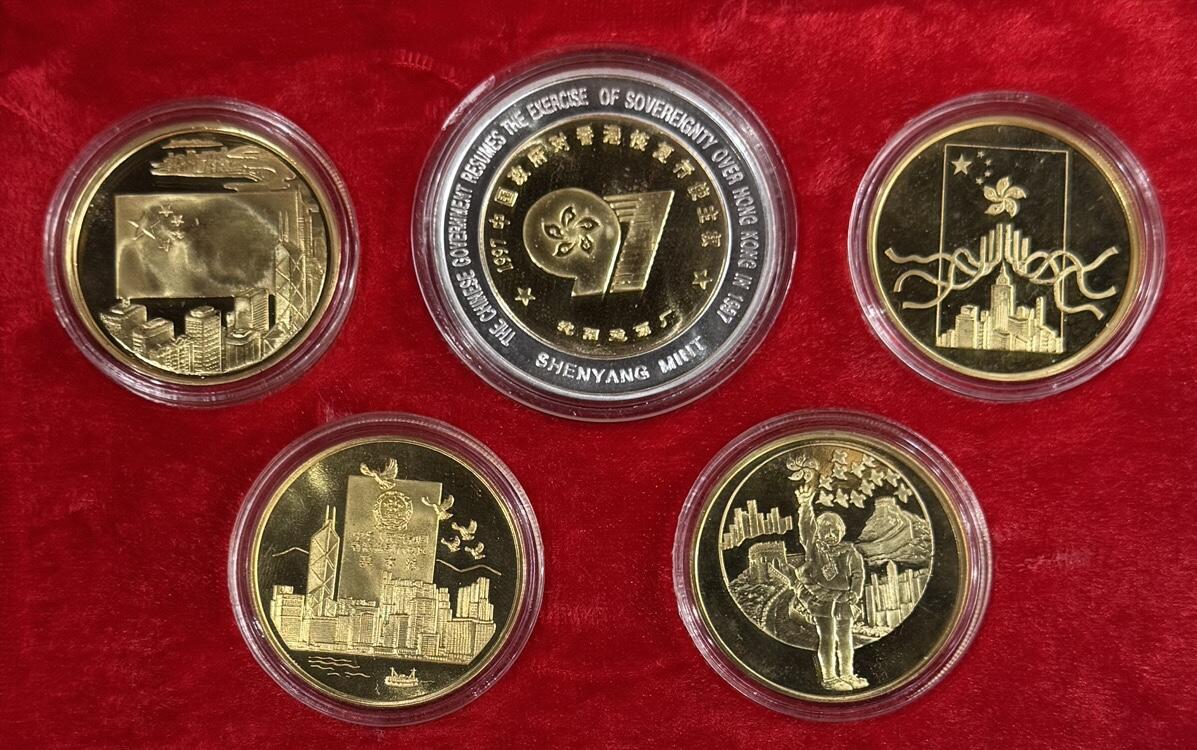 “庆祝香港回归祖国（包金纪念章）”1套5枚。