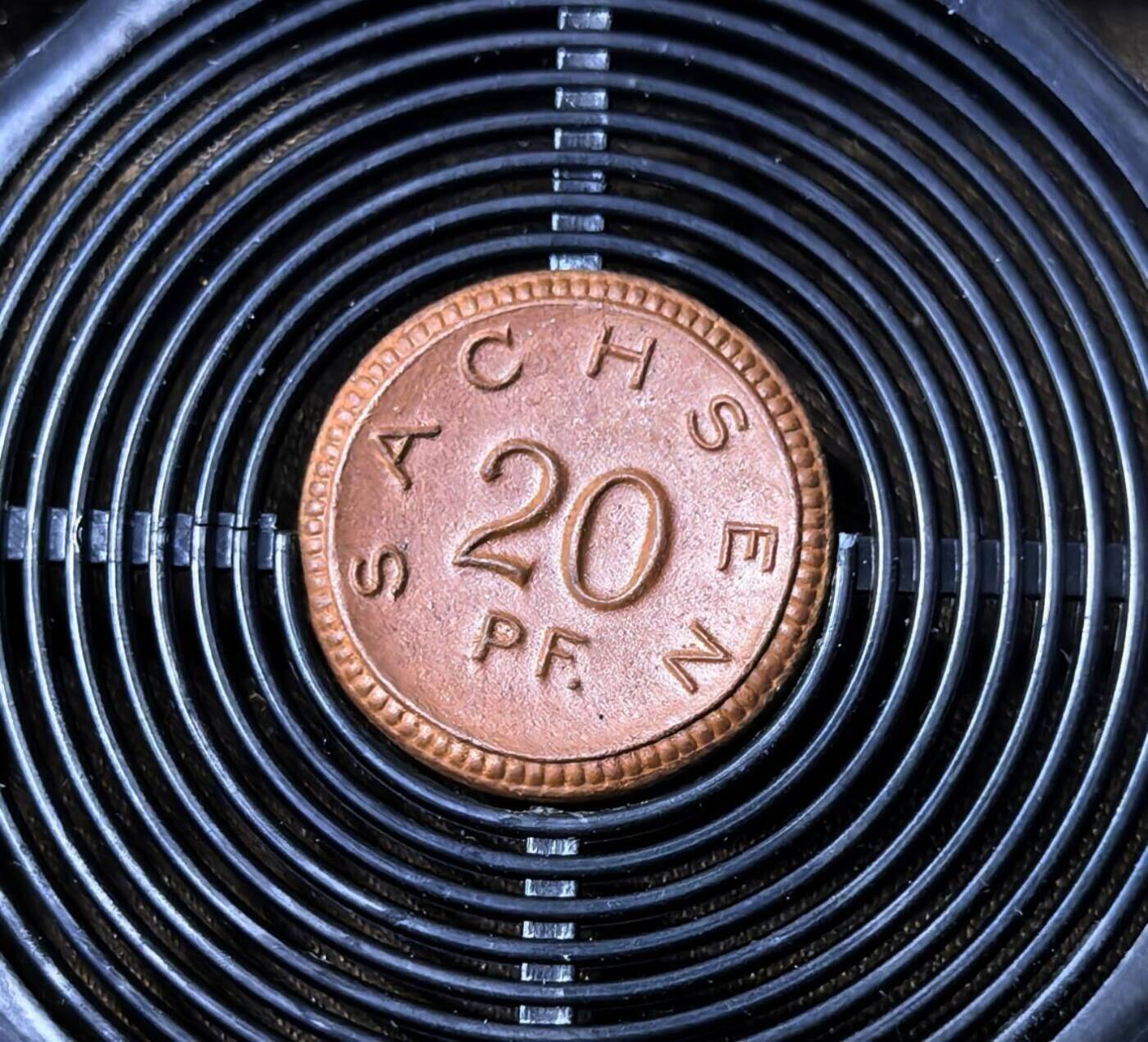 北京马甸外国币专卖第135期，外国币专场，陆续上拍，欢迎关注 非常漂亮的品相：德国战时紧急状态币，萨克森1921年20芬尼陶瓷币，19mm，