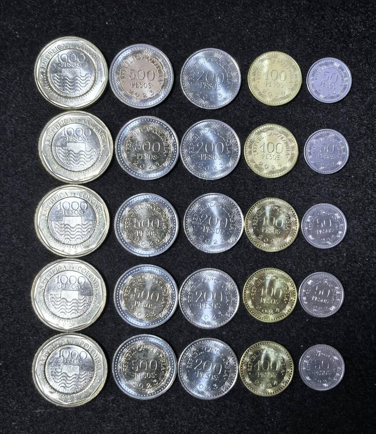 北京马甸外国币专卖第135期，外国币专场，陆续上拍，欢迎关注 最新版哥伦比亚套币，含两枚漂亮的双金属币，原卷拆开全新末流通动物题材，5套