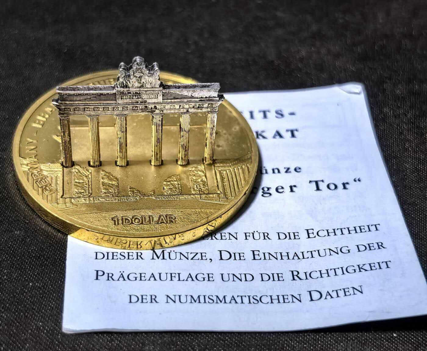 北京马甸外国币专卖第135期，外国币专场，陆续上拍，欢迎关注  2009年库克岛发行德国勃兰登堡门立体分割纪念币，999镀金