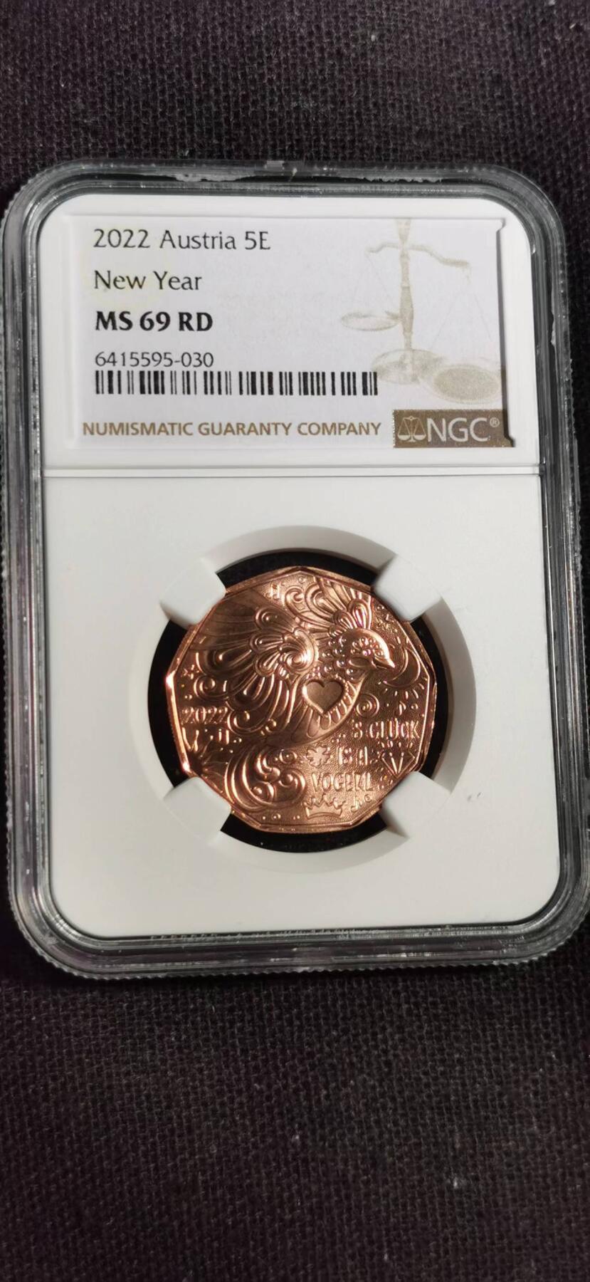 刘世昌艺术品销售中心～虎踞龙蟠*金杨在线联拍群第519期 奥地利2022年“幸运是一只鸟”5欧元九边形铜质纪念币（NGC   MS69RD   串号：6415595-030）1枚。