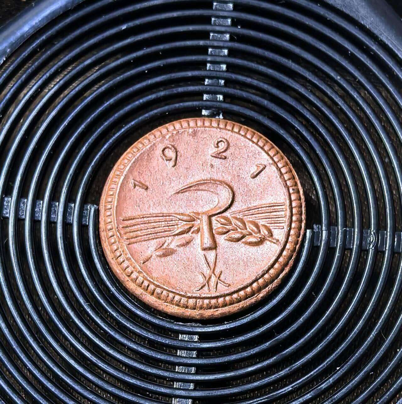 北京马甸外国币专卖第135期，外国币专场，陆续上拍，欢迎关注 非常漂亮的品相：德国战时紧急状态币，萨克森1921年20芬尼陶瓷币，19mm，