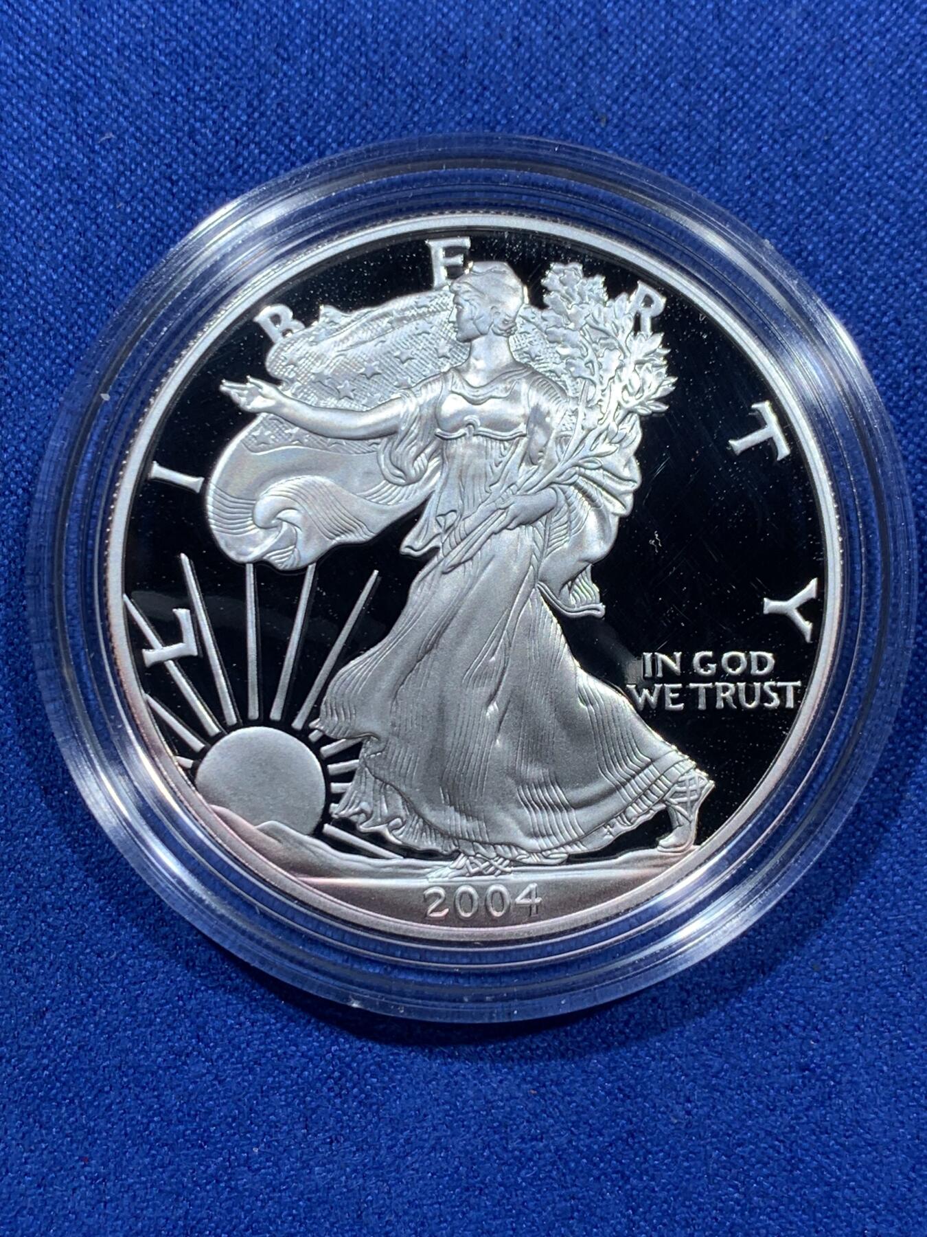 《竞宝斋》第360场 周日，周一  2场连拍 （全场包邮） 美国2004年行走女神1美元精制银币，盒证全，玫瑰色月牙彩。