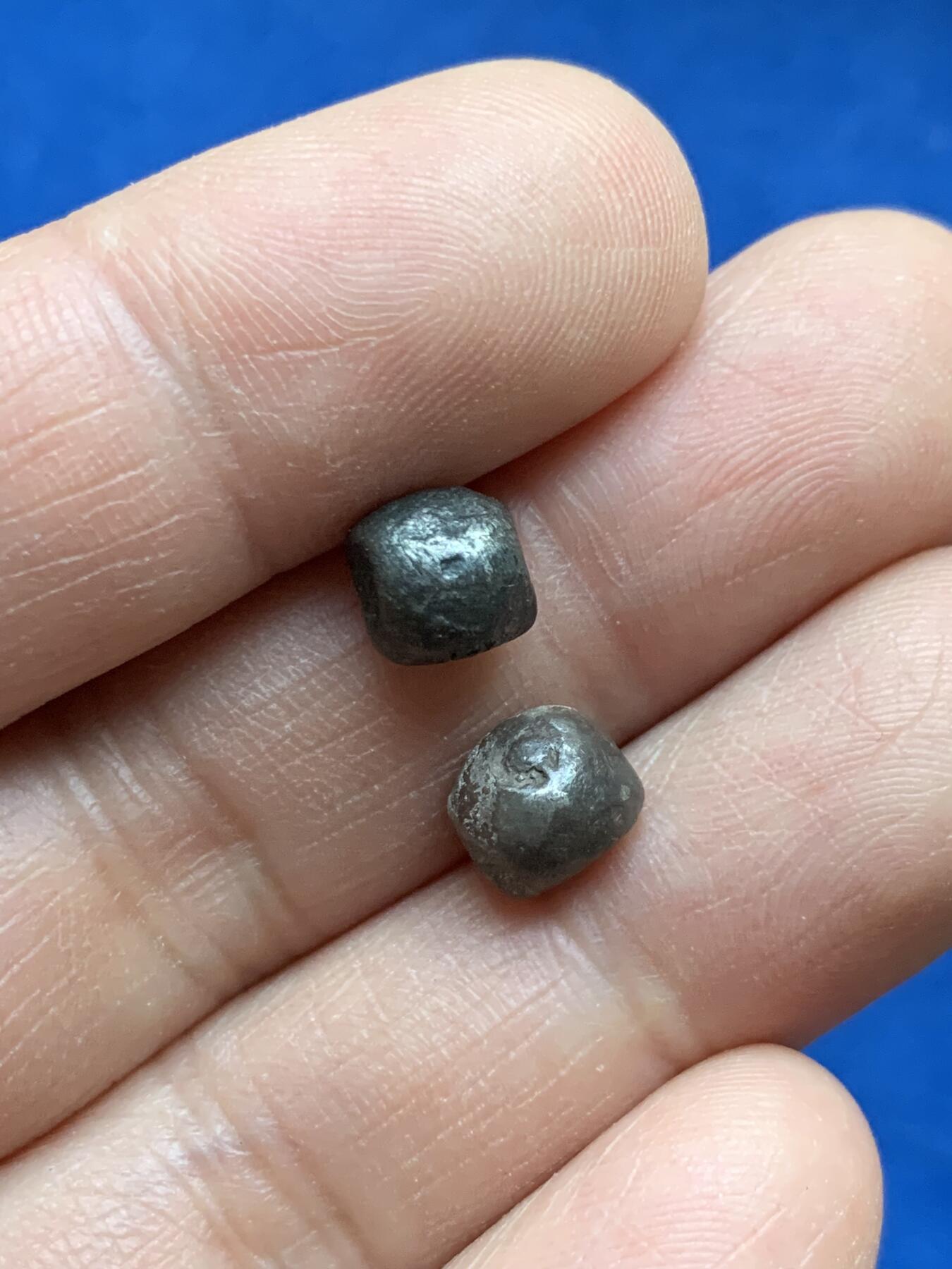 《竞宝斋》第360场 周日，周一  2场连拍 （全场包邮） 两枚一组 泰国屁股银锭1/8株 总重约3.8克