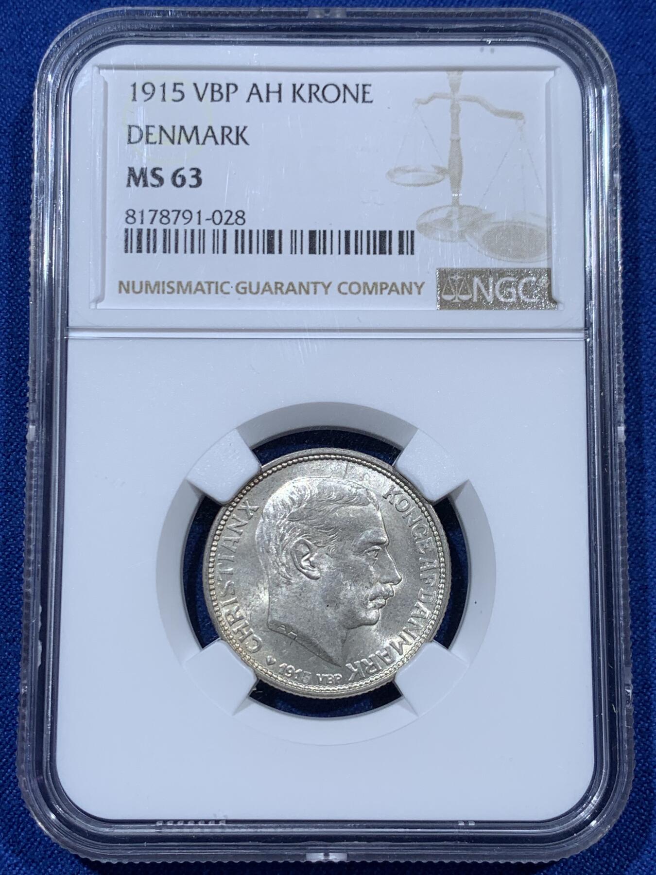 《竞宝斋》第360场 周日，周一  2场连拍 （全场包邮） NGC MS63 丹麦1915年海豚1克朗银币，流通版，仅发行了2年。高分不易，60分参考价55美元。银光粉润，海豚形象灵动可爱