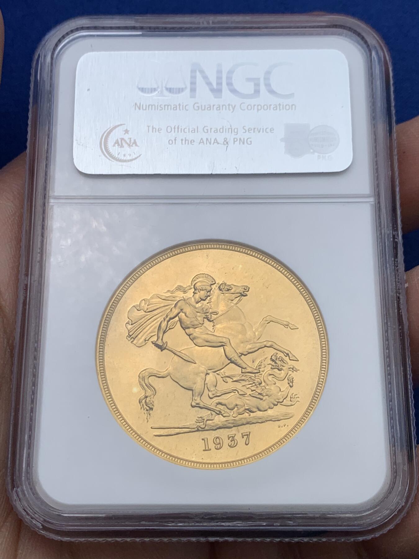 《竞宝斋》第360场 周日，周一  2场连拍 （全场包邮） NGC PF62 英国 1937年 乔治六世5索维林马剑金币 发行量5500枚的珍贵五镑 Gold (.9167) • 39.9 g 20年前的老N盒当时无CAMEO评分/严评 实物有良好的镜面效果 状态优异 HA给了UC描述 见最后一图原物记录