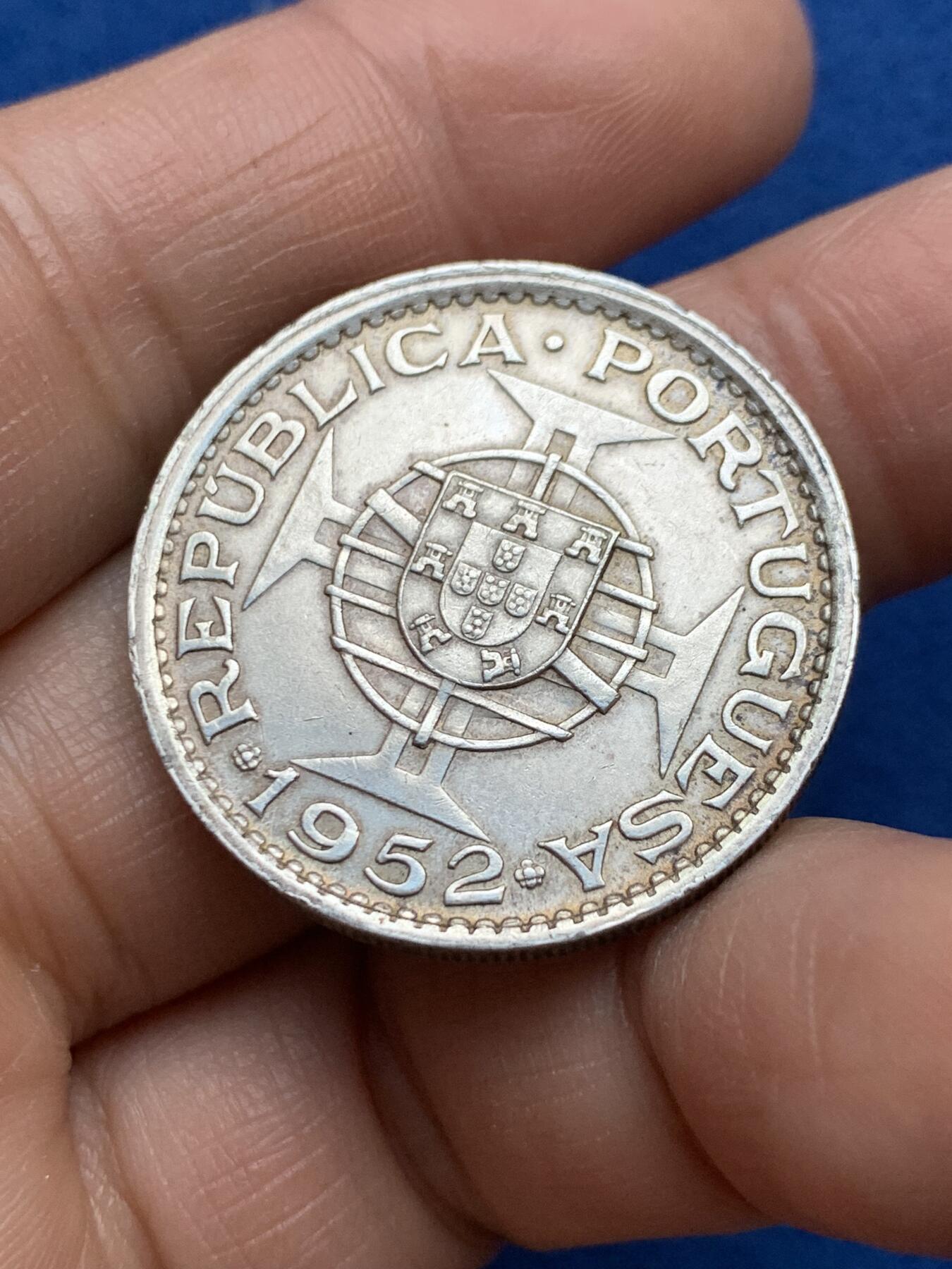 《竞宝斋》第360场 周日，周一  2场连拍 （全场包邮） 澳门1952年5元银币