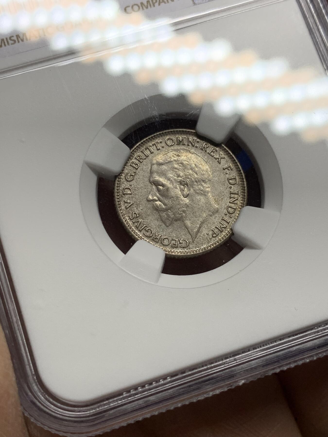 《竞宝斋》第360场 周日，周一  2场连拍 （全场包邮） NGC MS63 英国1930年乔治五世6便士银币，六浆果版。此版流通充分，高分比站狮版少见很多，记录仅4枚更高分。乔五凑套必备