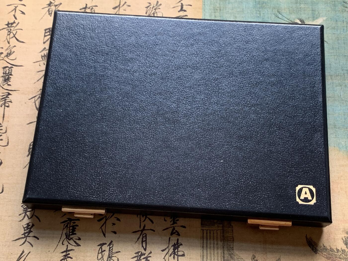 《竞宝斋》第360场 周日，周一  2场连拍 （全场包邮） 意大利abafil裸币收纳盒，外盒尺寸约25×19.5×2.8cm，内格尺寸53.5mm见方，可收纳12枚裸币。