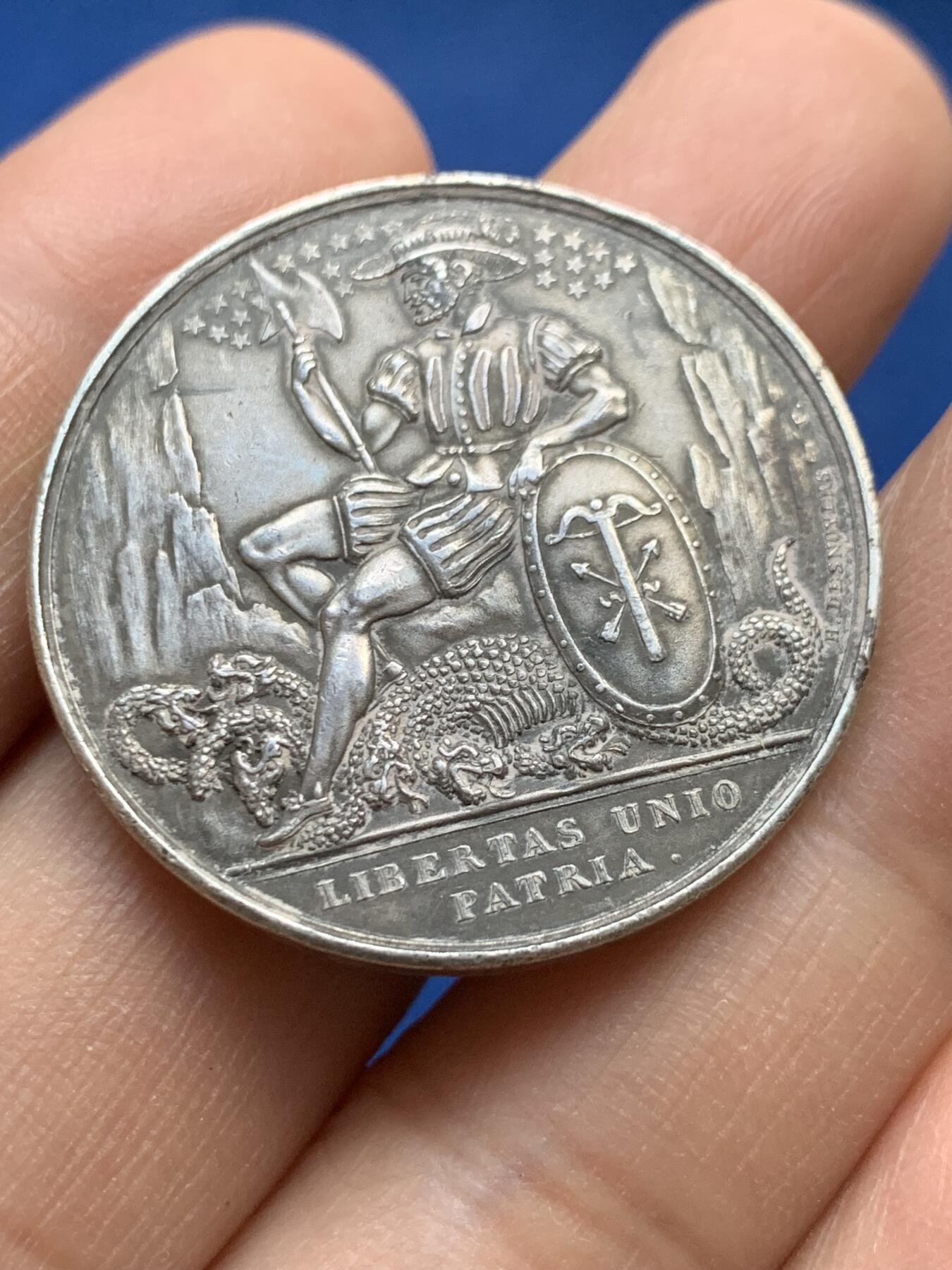 《竞宝斋》第360场 周日，周一  2场连拍 （全场包邮） 慈善协会银章（屠龙章）直径33.9mm 重17g 丰饶角1银标 细节见图