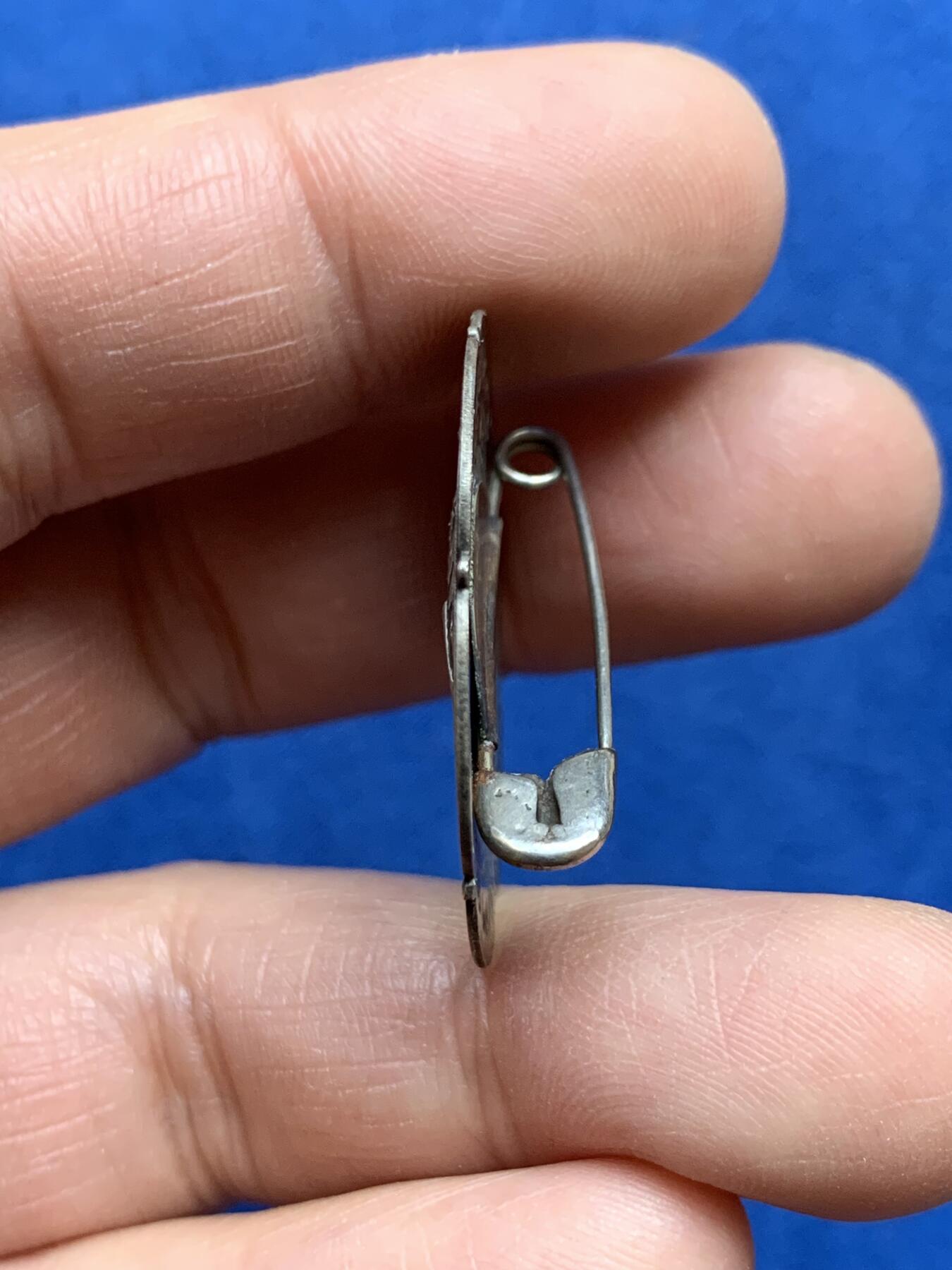 《竞宝斋》第360场 周日，周一  2场连拍 （全场包邮） 小飞侠银质胸针 花朵造型 4.5克 30.8mm