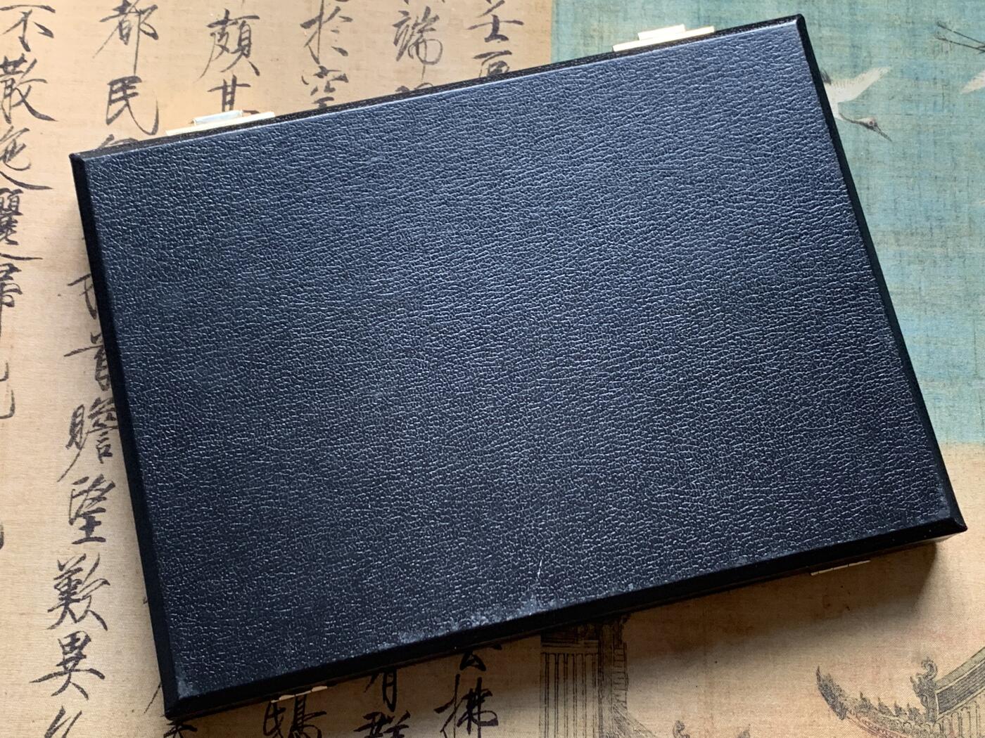 《竞宝斋》第360场 周日，周一  2场连拍 （全场包邮） 意大利abafil裸币收纳盒，外盒尺寸约25×19.5×2.8cm，内格尺寸53.5mm见方，可收纳12枚裸币。