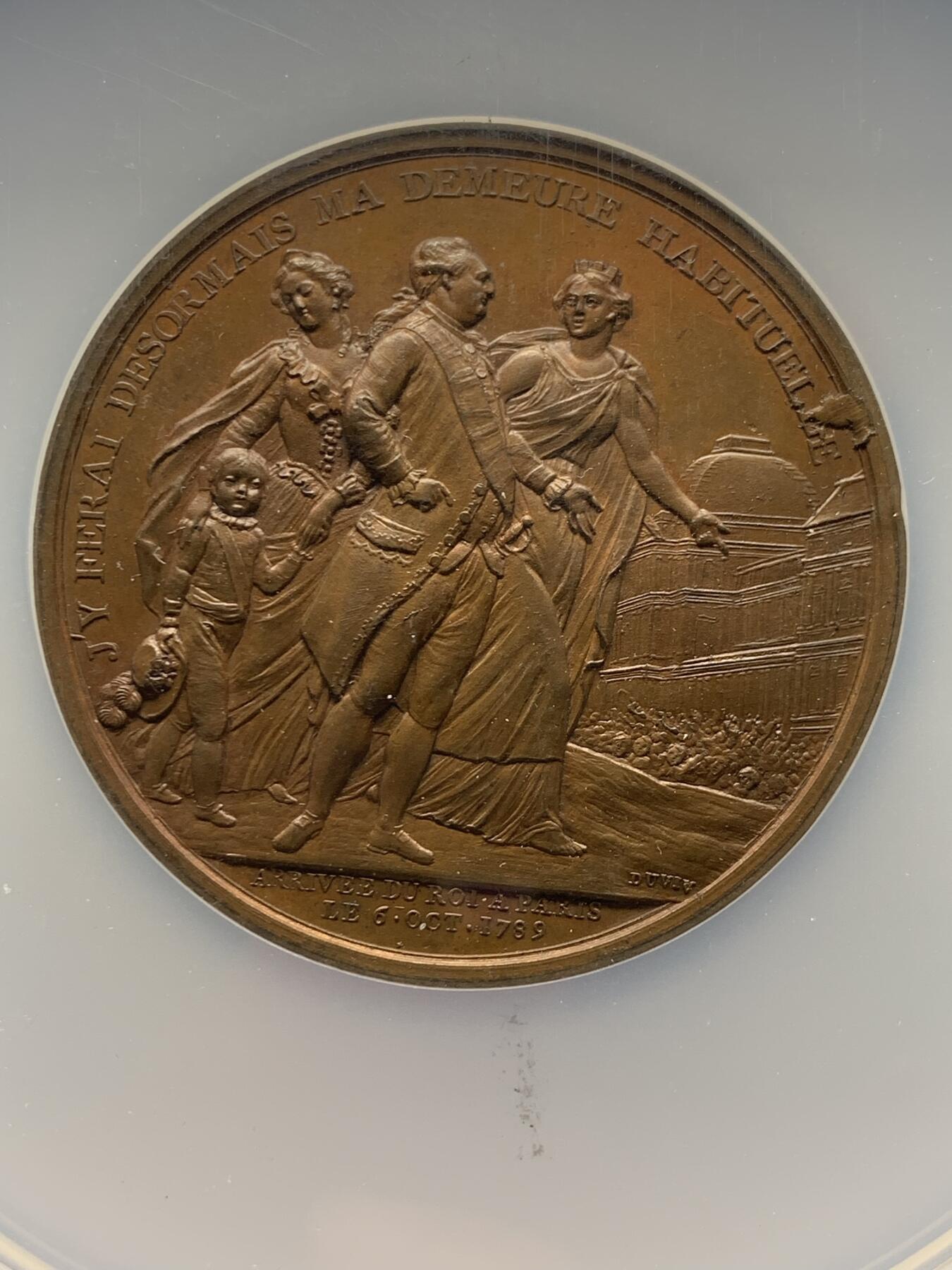 《竞宝斋》第360场 周日，周一  2场连拍 （全场包邮） NGC MS63BN 高分 1789年原铸，路易十六抵达巴黎(1789路易十六出逃事件），历史细节满满，不容错过的好章，值得收藏。正面图案路易十六半身像，签名：B.DUVIVIER.F。背面图案是路易十六全身像，紧随其后的是皇后玛丽-安托瓦内特牵着王太子的手，由巴黎领导人带往豪华酒店杜乐丽。