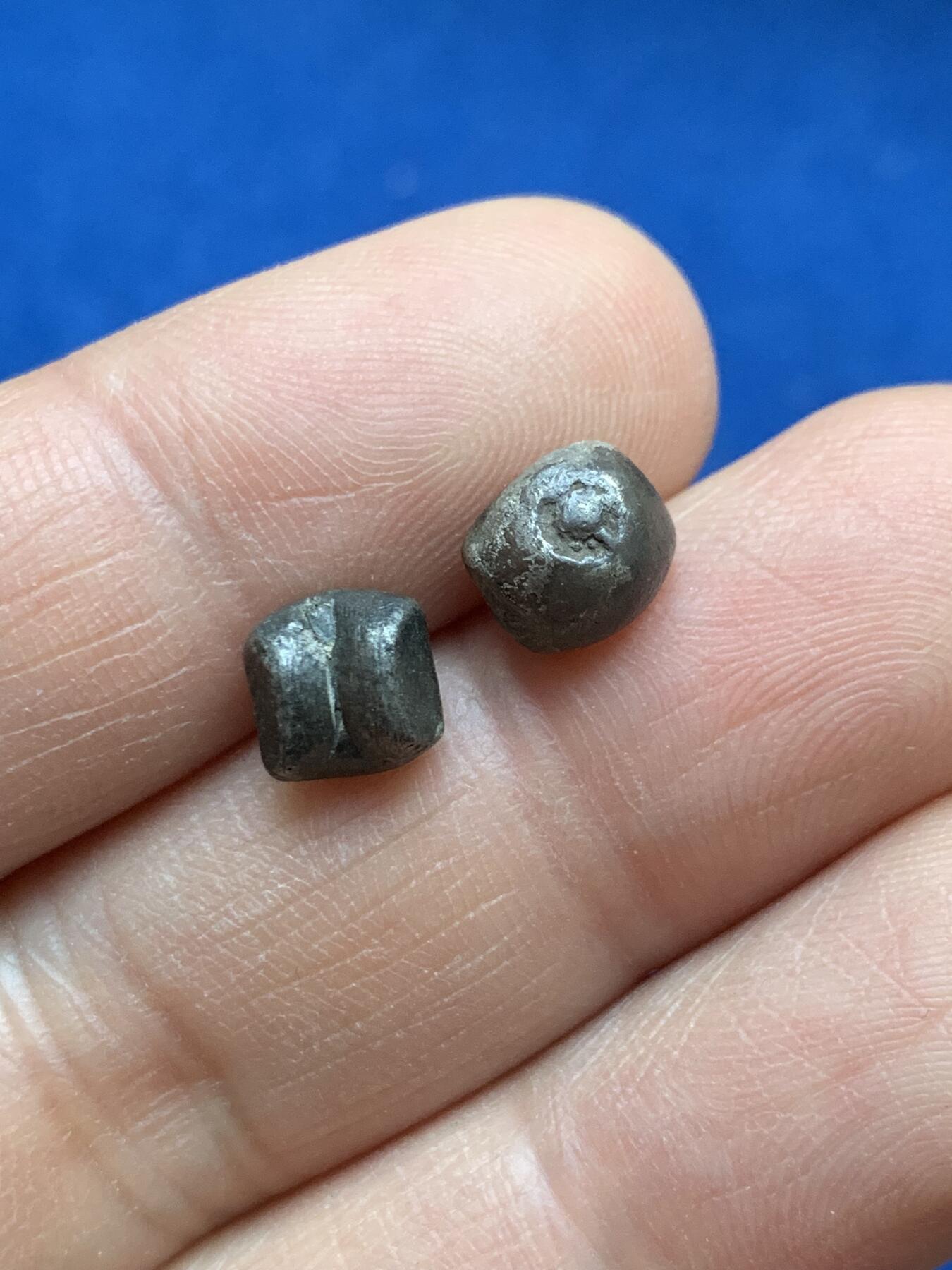 《竞宝斋》第360场 周日，周一  2场连拍 （全场包邮） 两枚一组 泰国屁股银锭1/8株 总重约3.8克