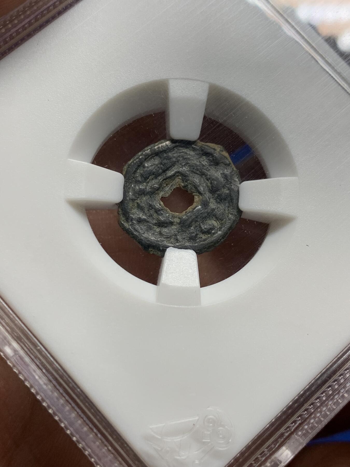 《竞宝斋》第360场 周日，周一  2场连拍 （全场包邮） 费尔干纳总督单面钱，公元七-八世纪于费尔干纳盆地铸造，单面，粟特文“费尔干纳总督之钱”，难得传世原状态，字口清晰较同类规整。