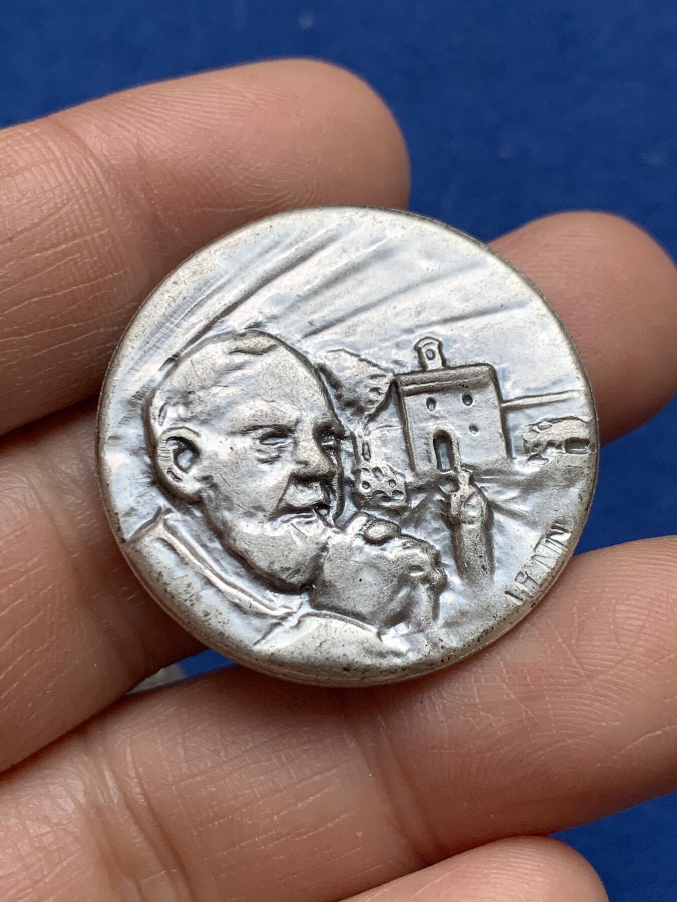 《竞宝斋》第360场 周日，周一  2场连拍 （全场包邮） 四枚一组 教皇纪念章吊坠 其中1枚背面玻璃里面有一块布 可能是教皇的恩赐 最大的1枚35mm