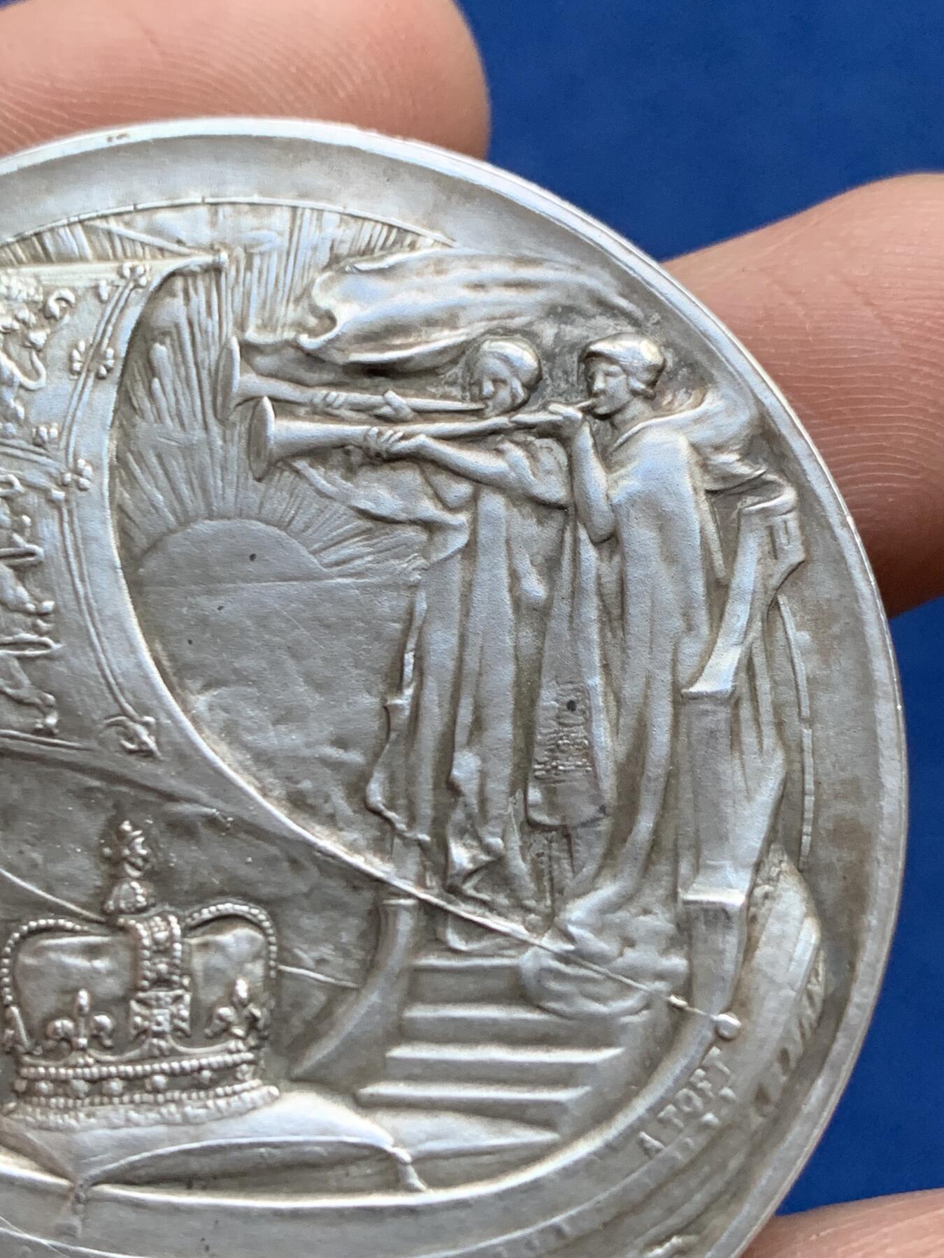 《竞宝斋》第360场 周日，周一  2场连拍 （全场包邮） 乔治五世1911年加冕大银章，51.8mm，73.1克，大银章少见，带原盒