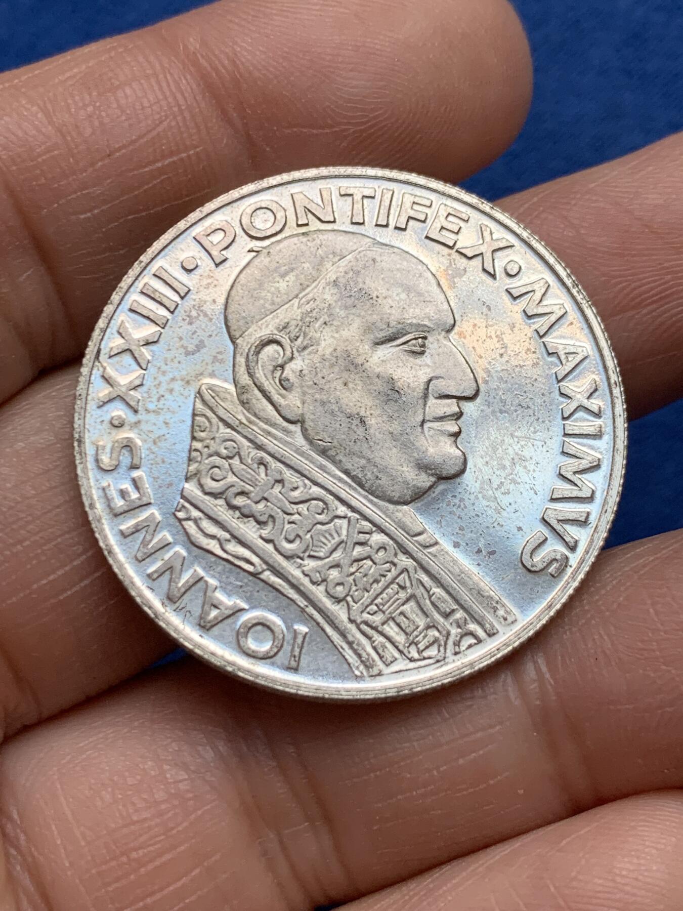 《竞宝斋》第360场 周日，周一  2场连拍 （全场包邮） 四枚一组 教皇纪念章吊坠 其中1枚背面玻璃里面有一块布 可能是教皇的恩赐 最大的1枚35mm