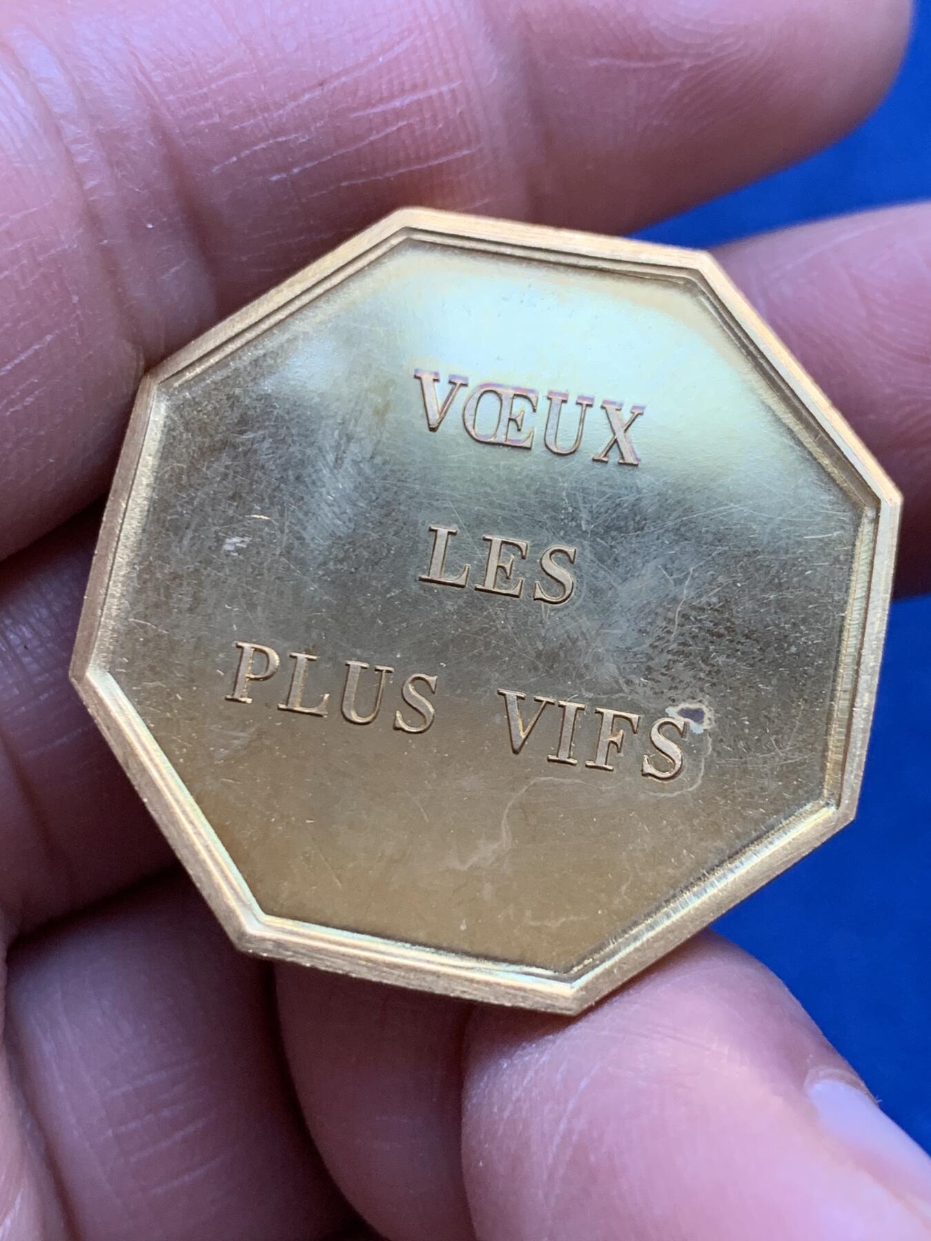 《竞宝斋》第360场 周日，周一  2场连拍 （全场包邮） 法国风吹草动八角镀金铜章 来吧，狂风！12.4克 31.5mm 丰饶角铜标