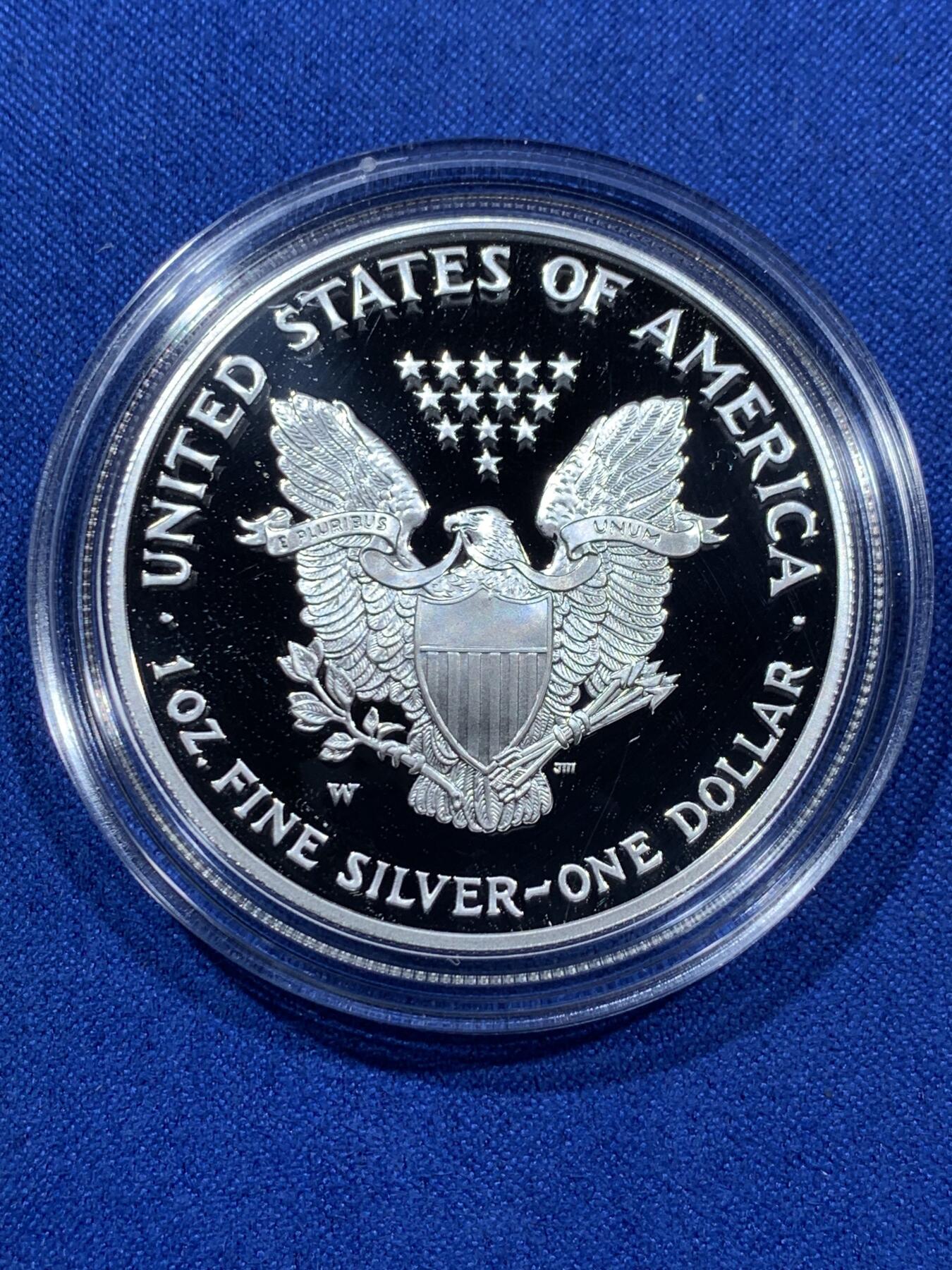 《竞宝斋》第360场 周日，周一  2场连拍 （全场包邮） 美国2004年行走女神1美元精制银币，盒证全，玫瑰色月牙彩。