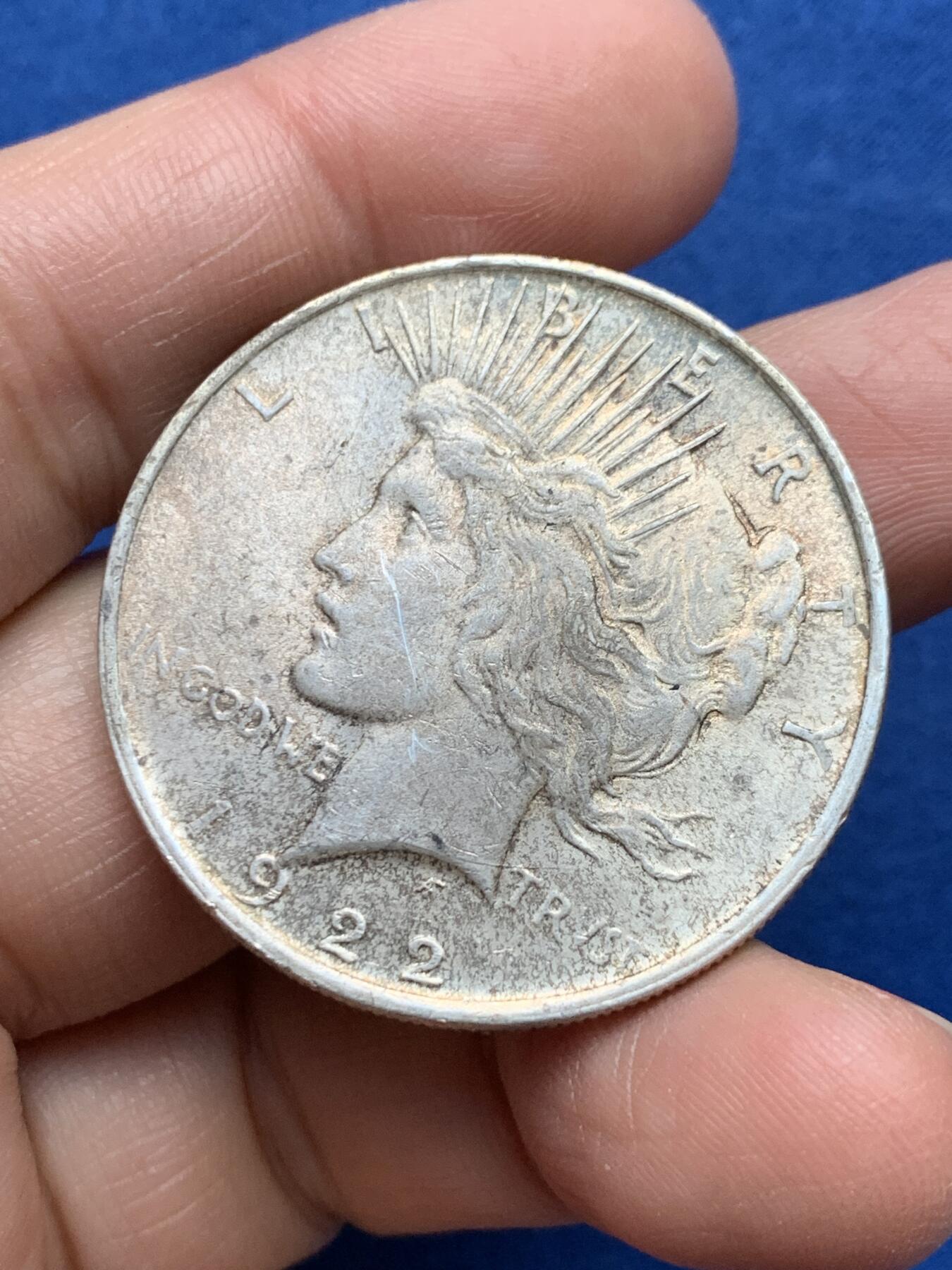 《竞宝斋》第360场 周日，周一  2场连拍 （全场包邮） 美国 1922年 1美元 和平银币 原光金彩好状态 细节见图