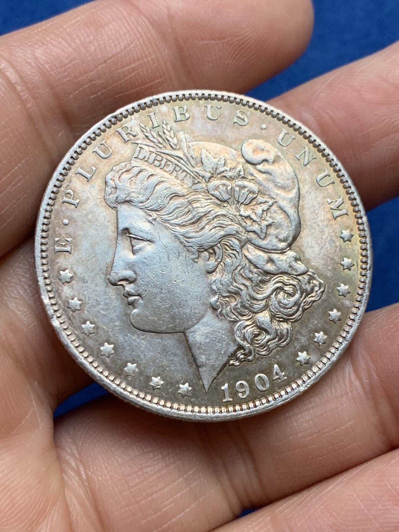 《竞宝斋》第360场 周日，周一  2场连拍 （全场包邮） 美国 1904年 O版 1美元 摩根银币 淡彩 自然生成的金彩很难得 增加美感又不掩盖底板的转光