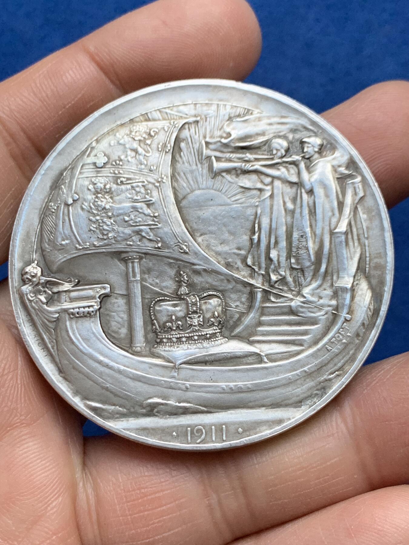 《竞宝斋》第360场 周日，周一  2场连拍 （全场包邮） 乔治五世1911年加冕大银章，51.8mm，73.1克，大银章少见，带原盒