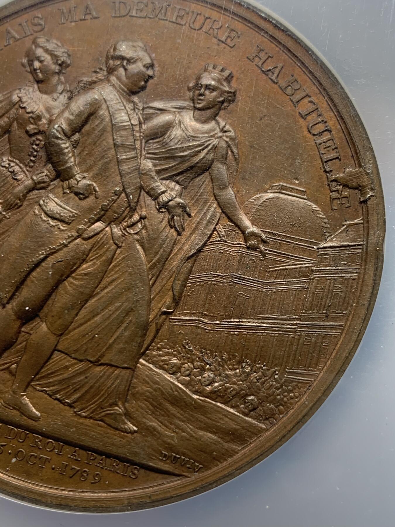 《竞宝斋》第360场 周日，周一  2场连拍 （全场包邮） NGC MS63BN 高分 1789年原铸，路易十六抵达巴黎(1789路易十六出逃事件），历史细节满满，不容错过的好章，值得收藏。正面图案路易十六半身像，签名：B.DUVIVIER.F。背面图案是路易十六全身像，紧随其后的是皇后玛丽-安托瓦内特牵着王太子的手，由巴黎领导人带往豪华酒店杜乐丽。