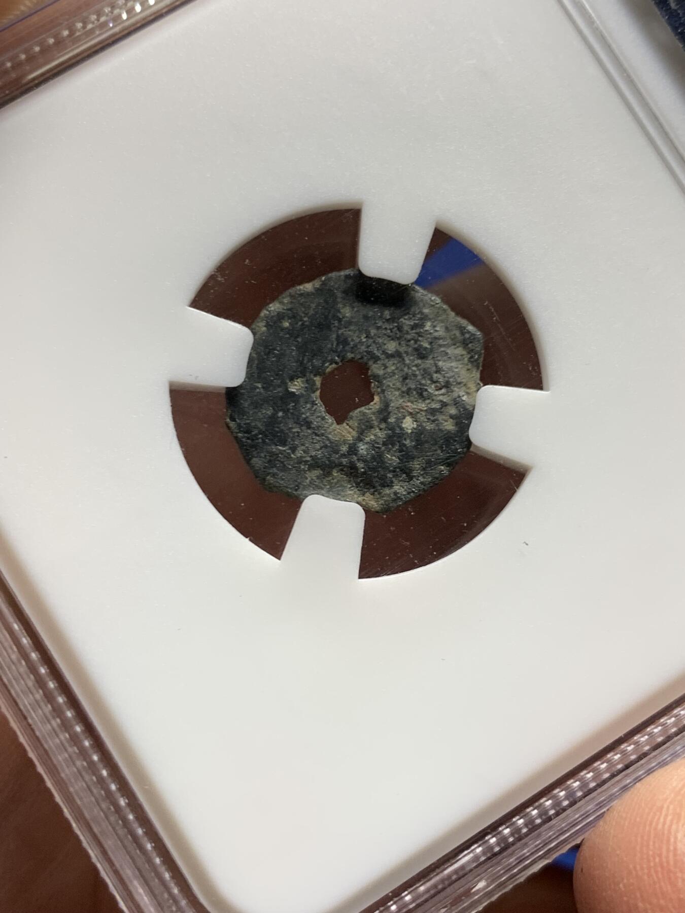 《竞宝斋》第360场 周日，周一  2场连拍 （全场包邮） 费尔干纳总督单面钱，公元七-八世纪于费尔干纳盆地铸造，单面，粟特文“费尔干纳总督之钱”，难得传世原状态，字口清晰较同类规整。